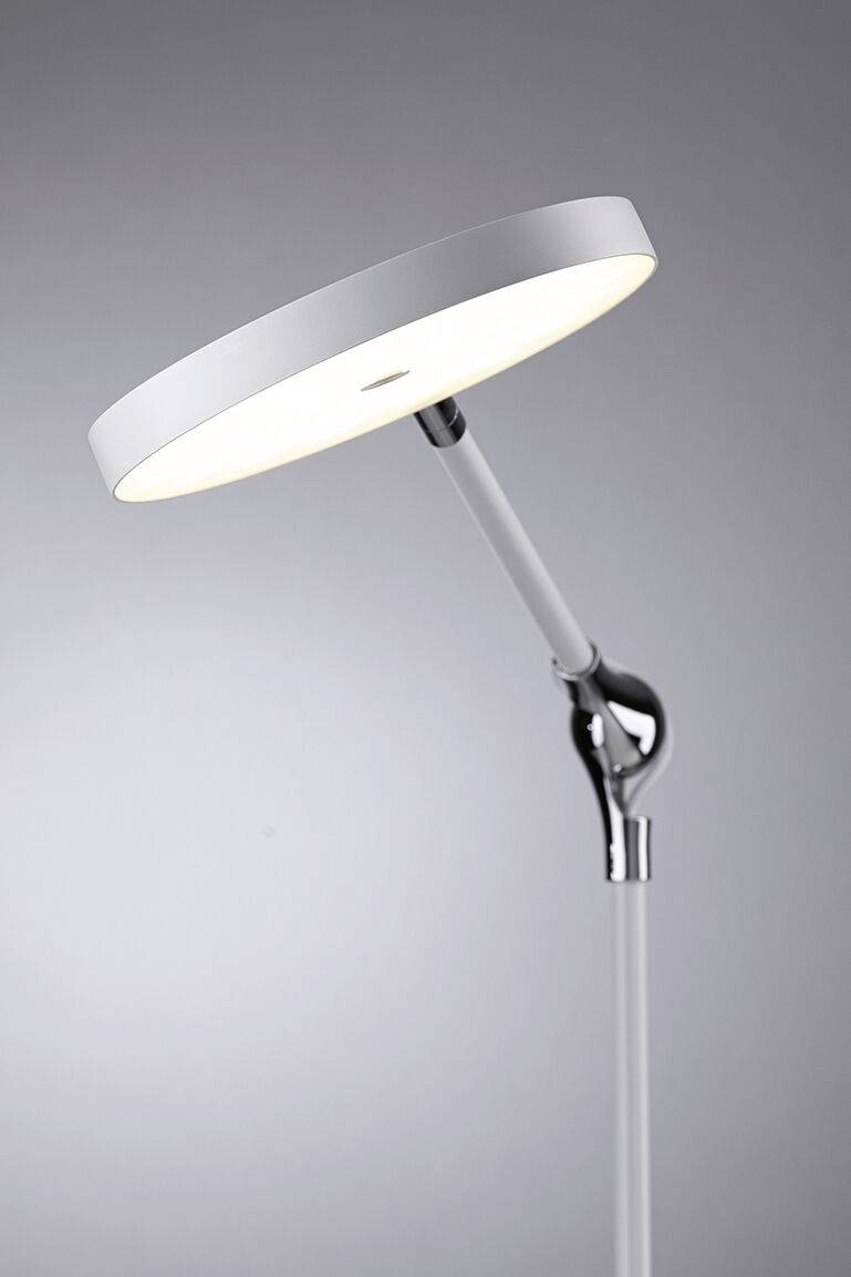 Moderne Stehlampe mit rundem, flachem Leuchtkörper in Silber-Weiß, neigbar an einem schlanken, verchromten Ständer.