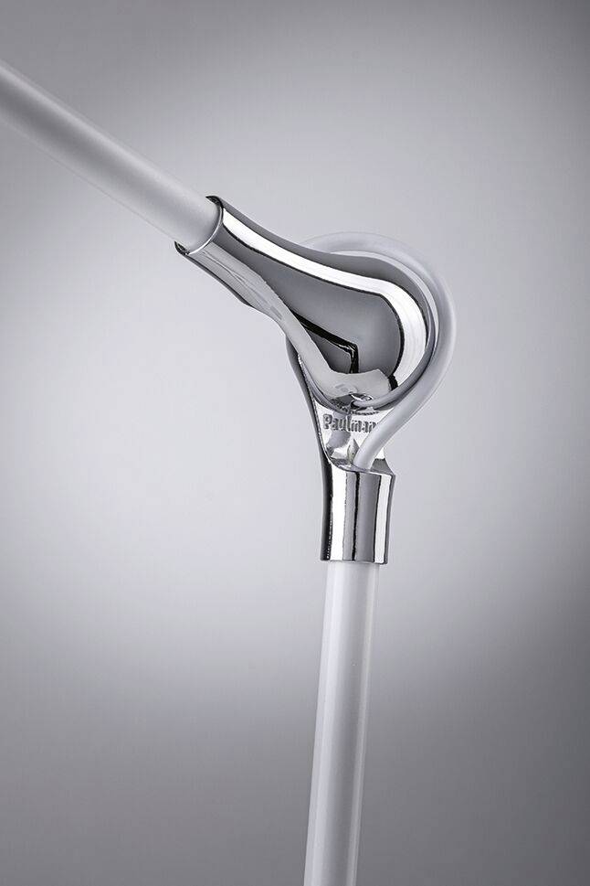Ein modernes, verchromtes Scharniermechanismus an einem weißen Rohr, zeigt eine elegante Produktkonstruktion mit glatter Oberfläche.
