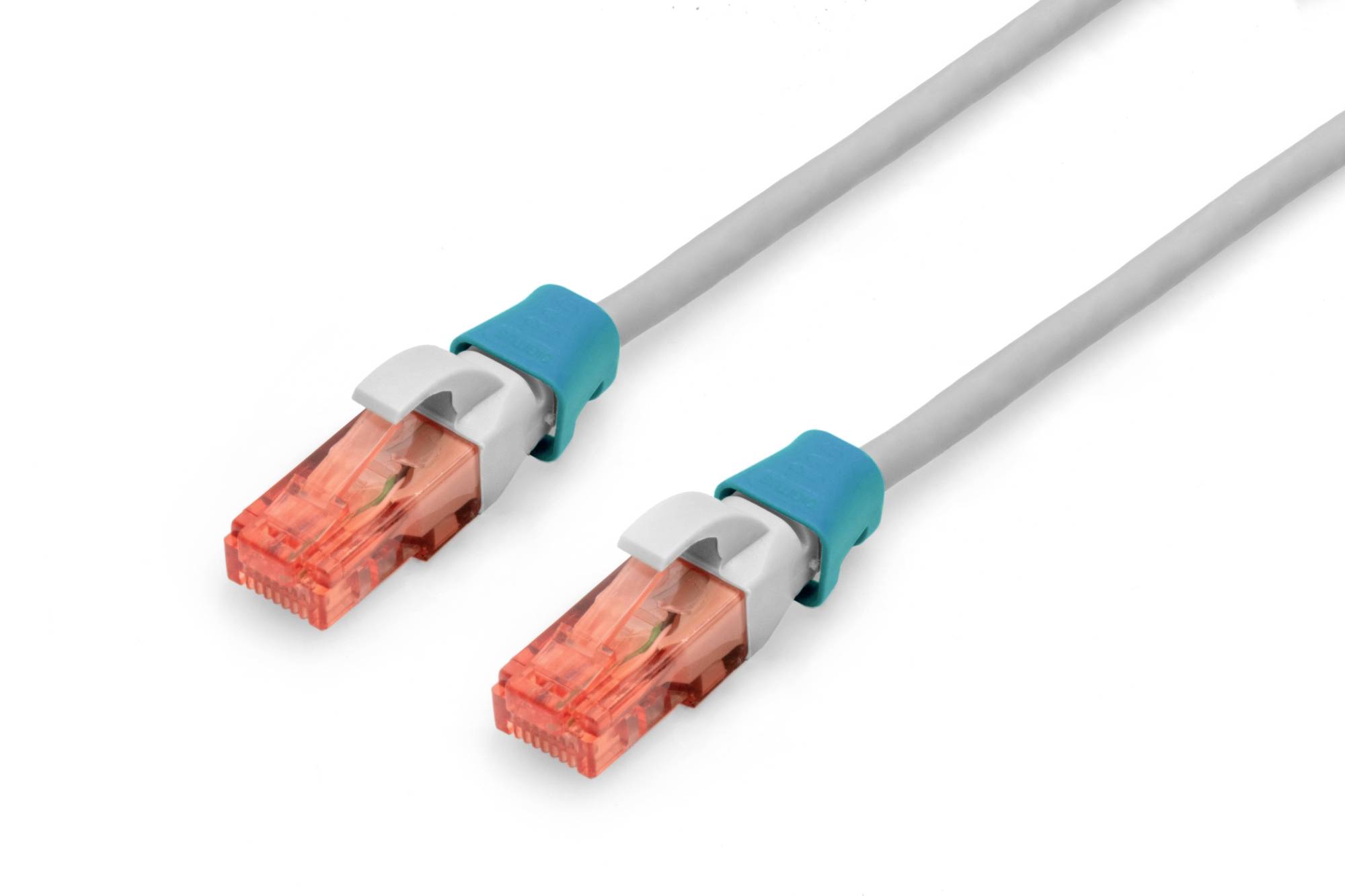 Zwei orangefarbene Netzwerk-Ethernet-Kabel mit blauen Steckern, die nebeneinander liegen.