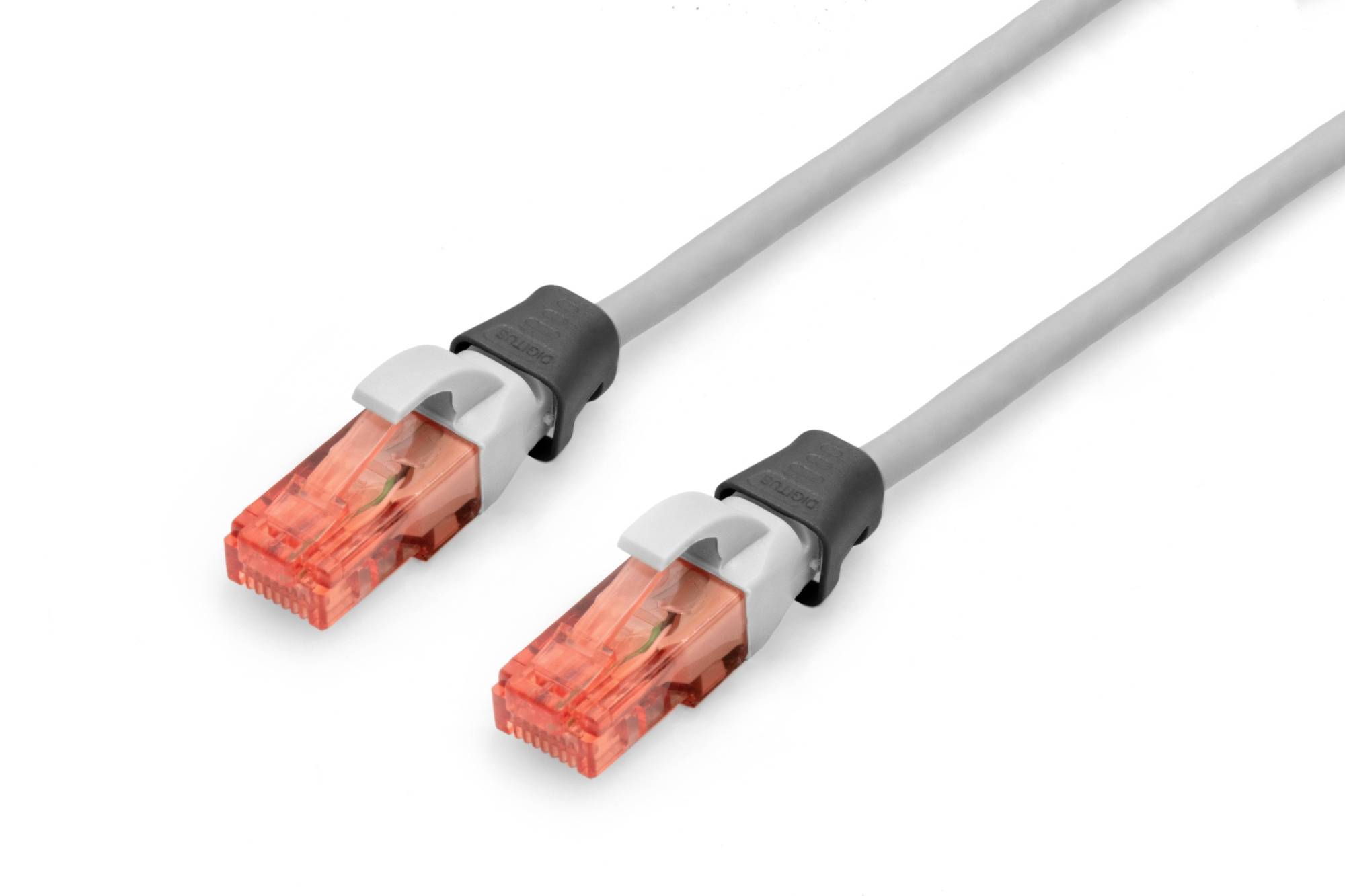Zwei graue Ethernet-Kabel mit roten Steckern liegen parallel nebeneinander. Geeignet für Netzwerkverbindungen.