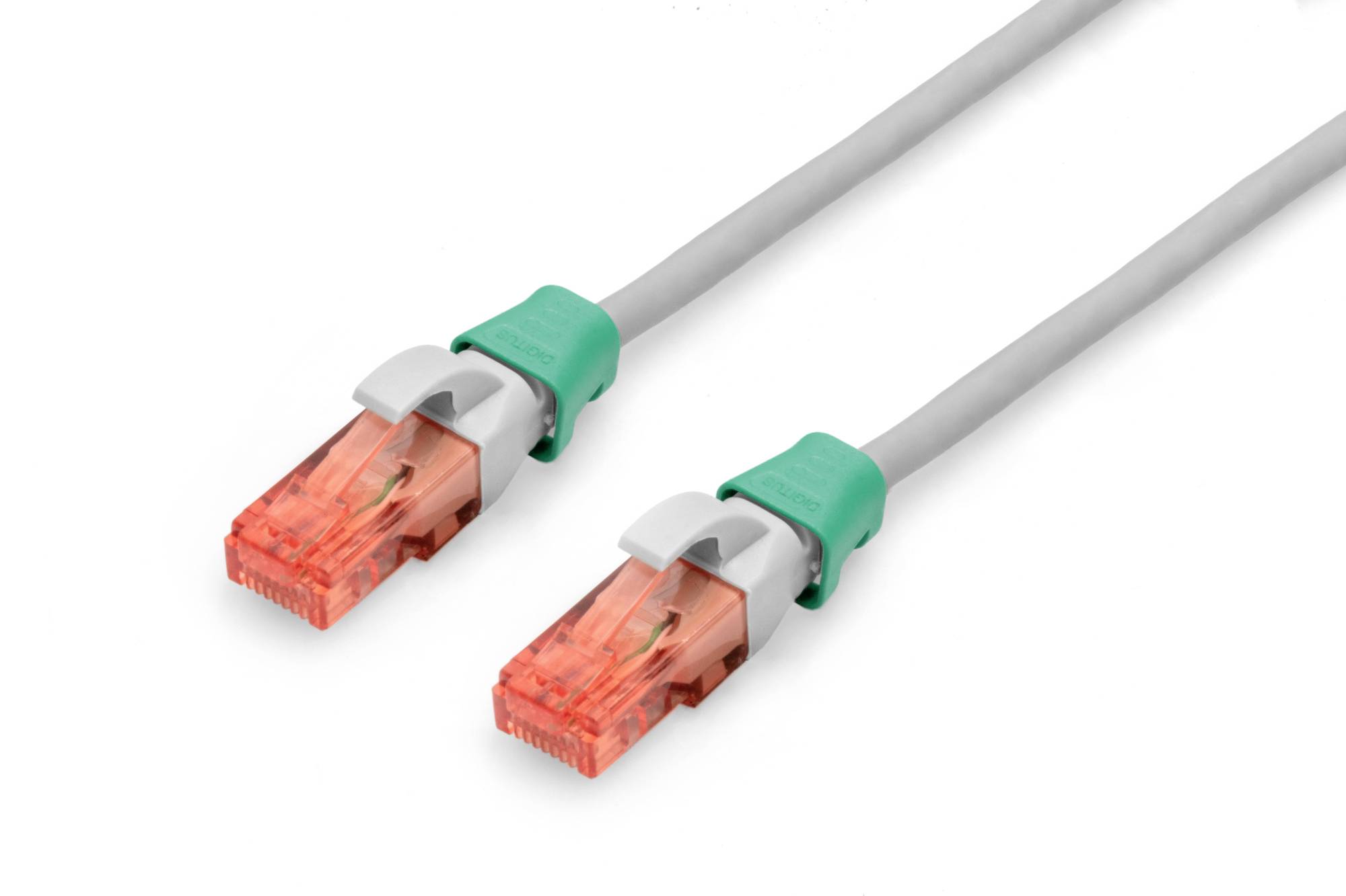 Zwei graue Ethernet-Kabel mit transparenten, rot-grünen Steckern.