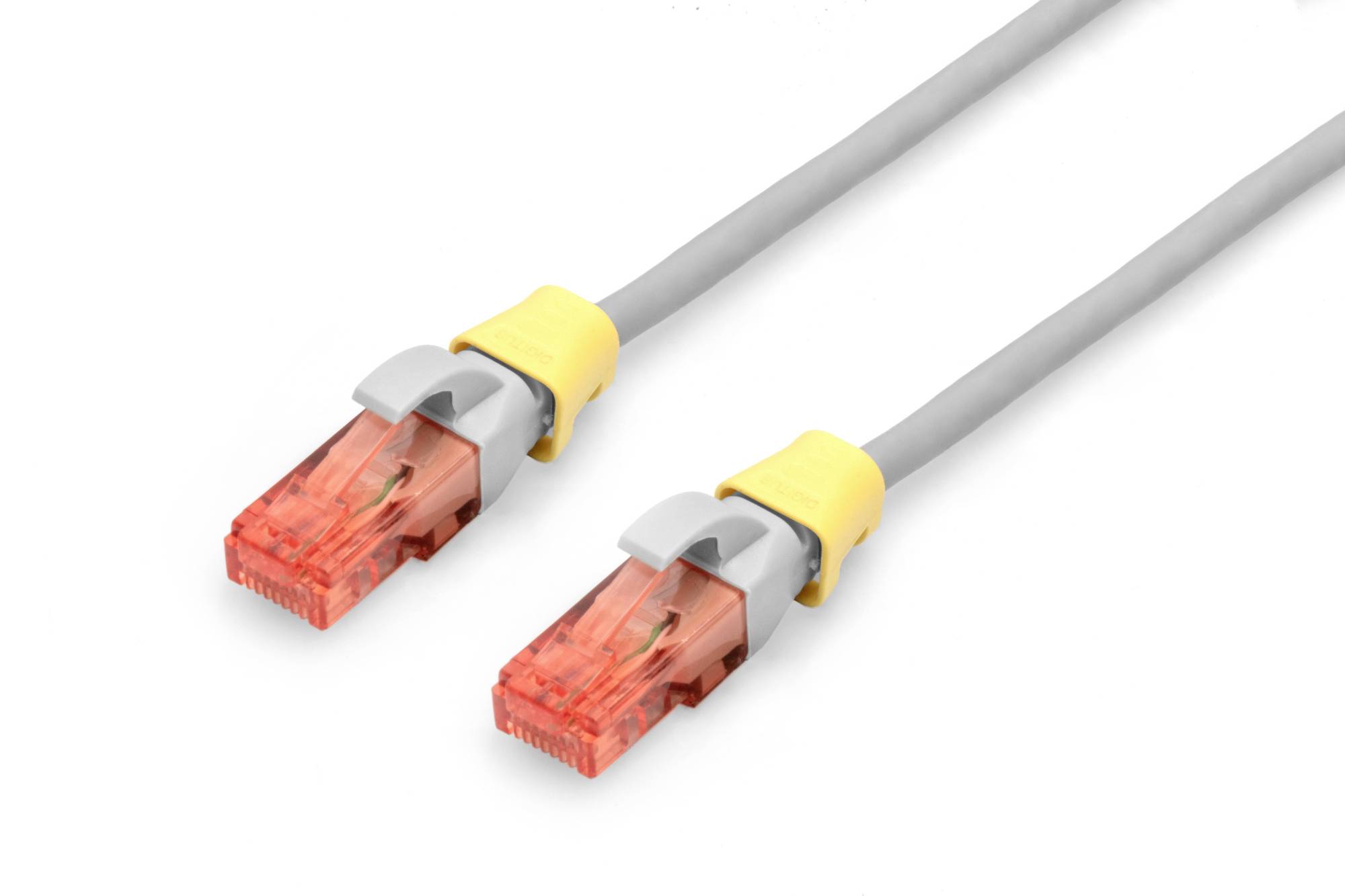 Zwei graue Ethernet-Kabel mit roten Steckern und gelben Clips, die für Netzwerkverbindungen verwendet werden.