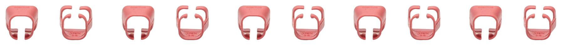 Acht rote, karierte Würfel in einer Reihe, gleichmäßig verteilt, auf einer weißen Oberfläche.