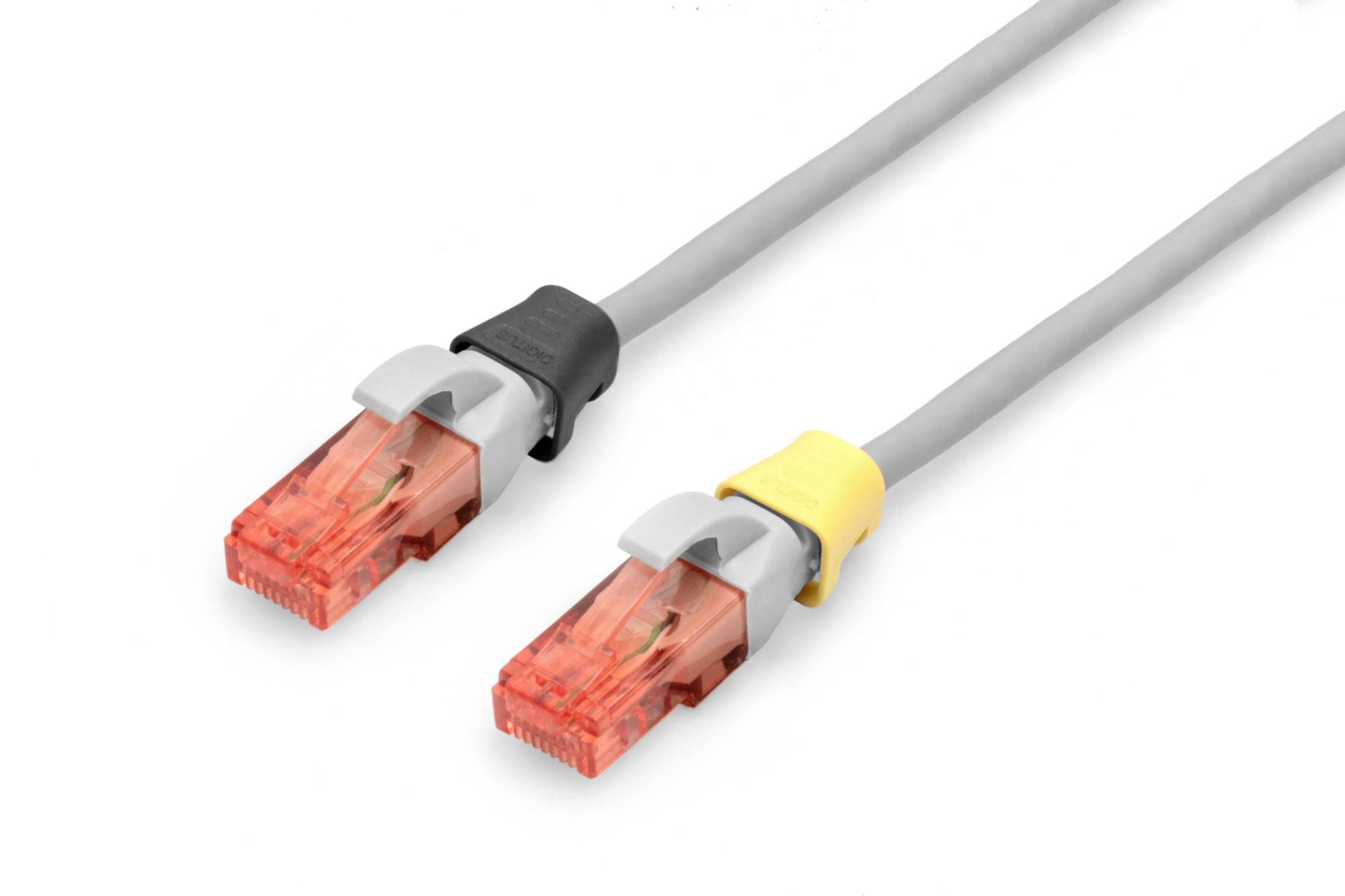 Zwei Ethernet-Kabel mit roten Steckern und schwarzen und gelben Knickschutztüllen liegen parallel.