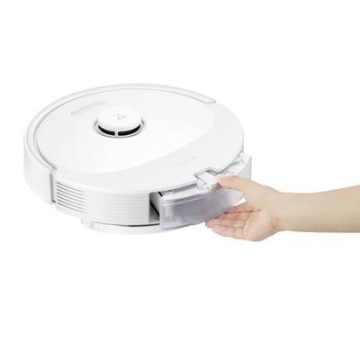 Eine Hand öffnet das Fach eines weißen Saugroboters, um den Staubbehälter zu entnehmen. Der Roboter steht auf einer weißen Oberfläche.