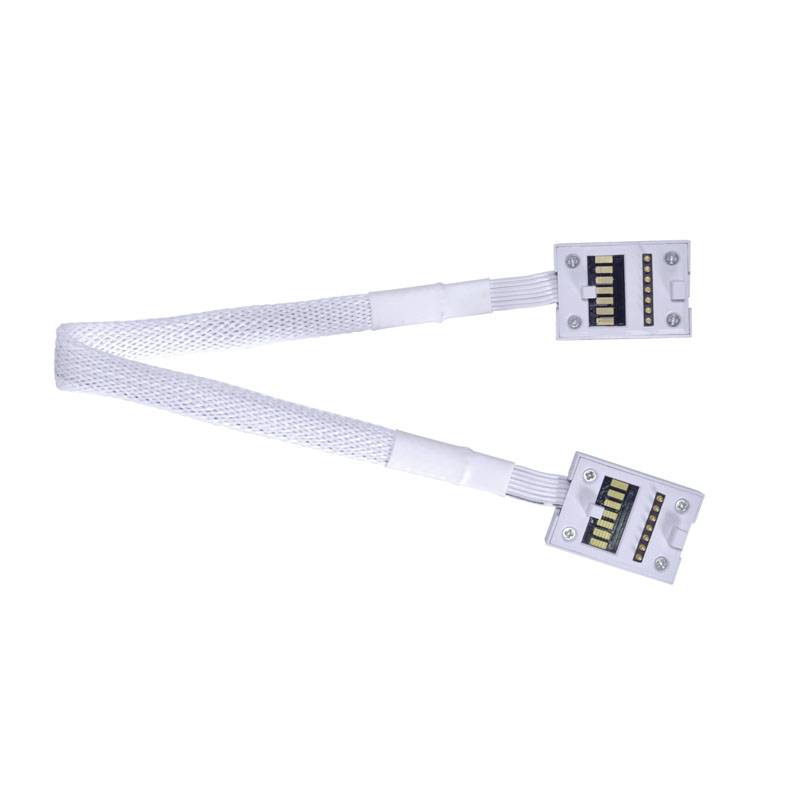 Weiße LED-Verbindung mit zwei Steckern an den Enden, zur Verbindung von LED-Streifen gedacht.