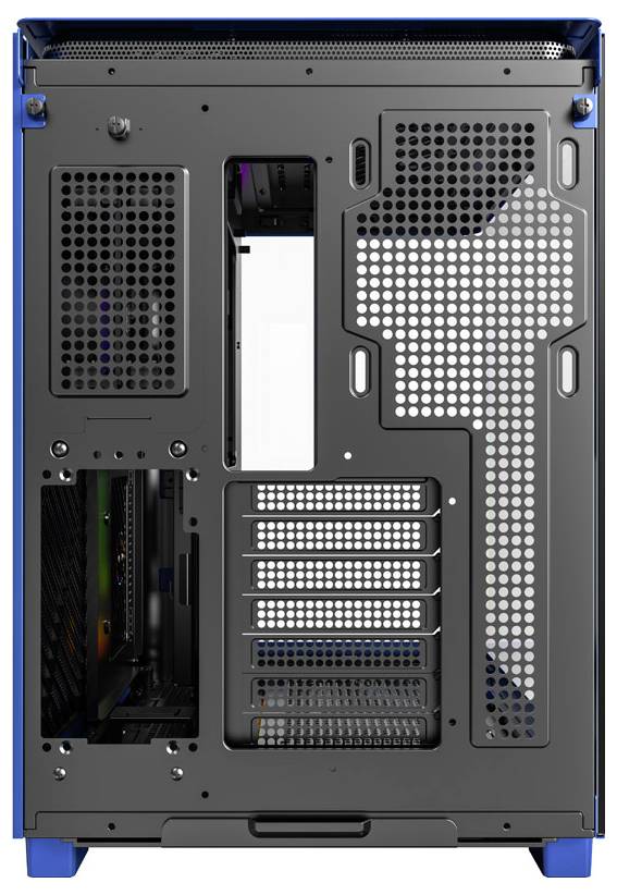 Rückansicht eines Computergehäuses mit offenem Zugang zu Einschüben und Lüftungsgittern.
