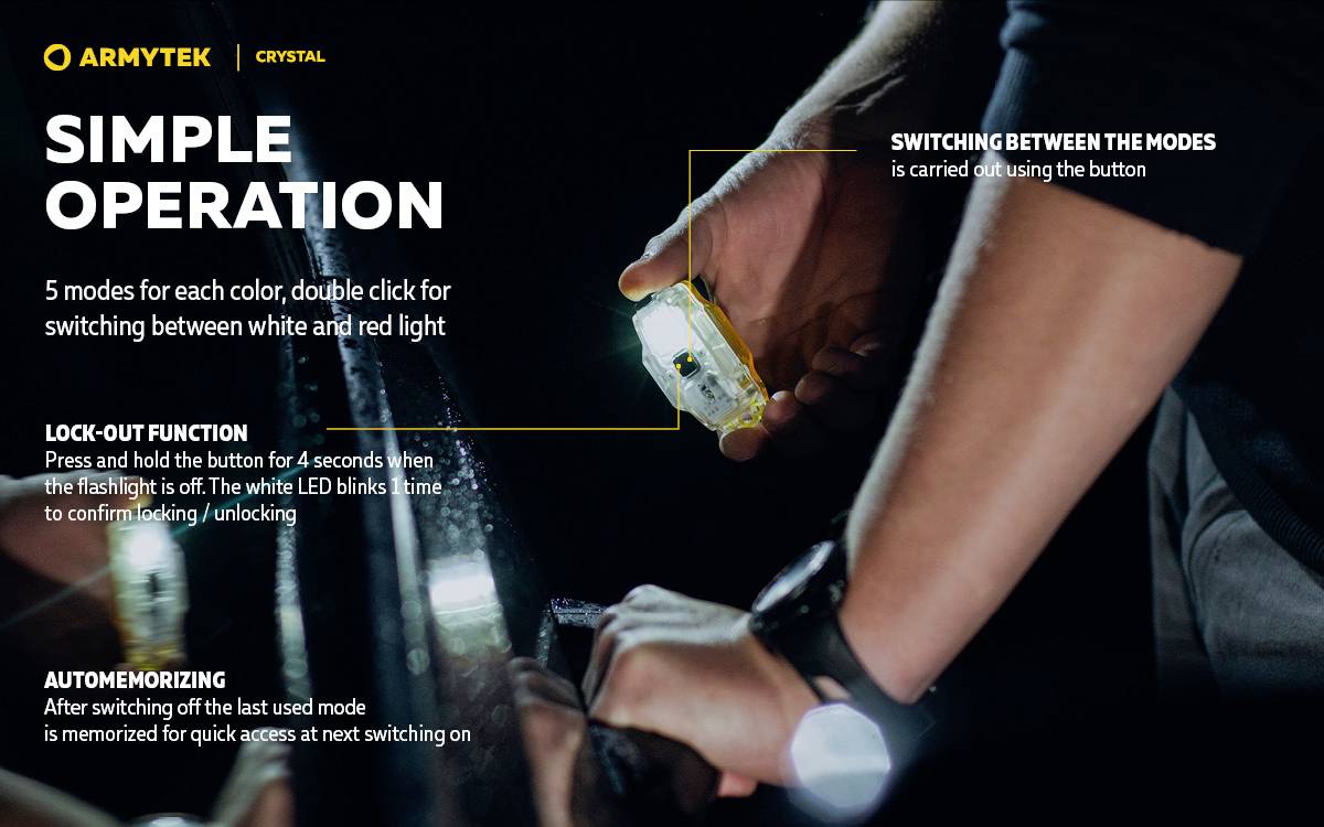 Eine Person hält eine Taschenlampe. Text informiert über Funktionen wie Farbmodi, Lock-out und Automemorisierung der Taschenlampe.