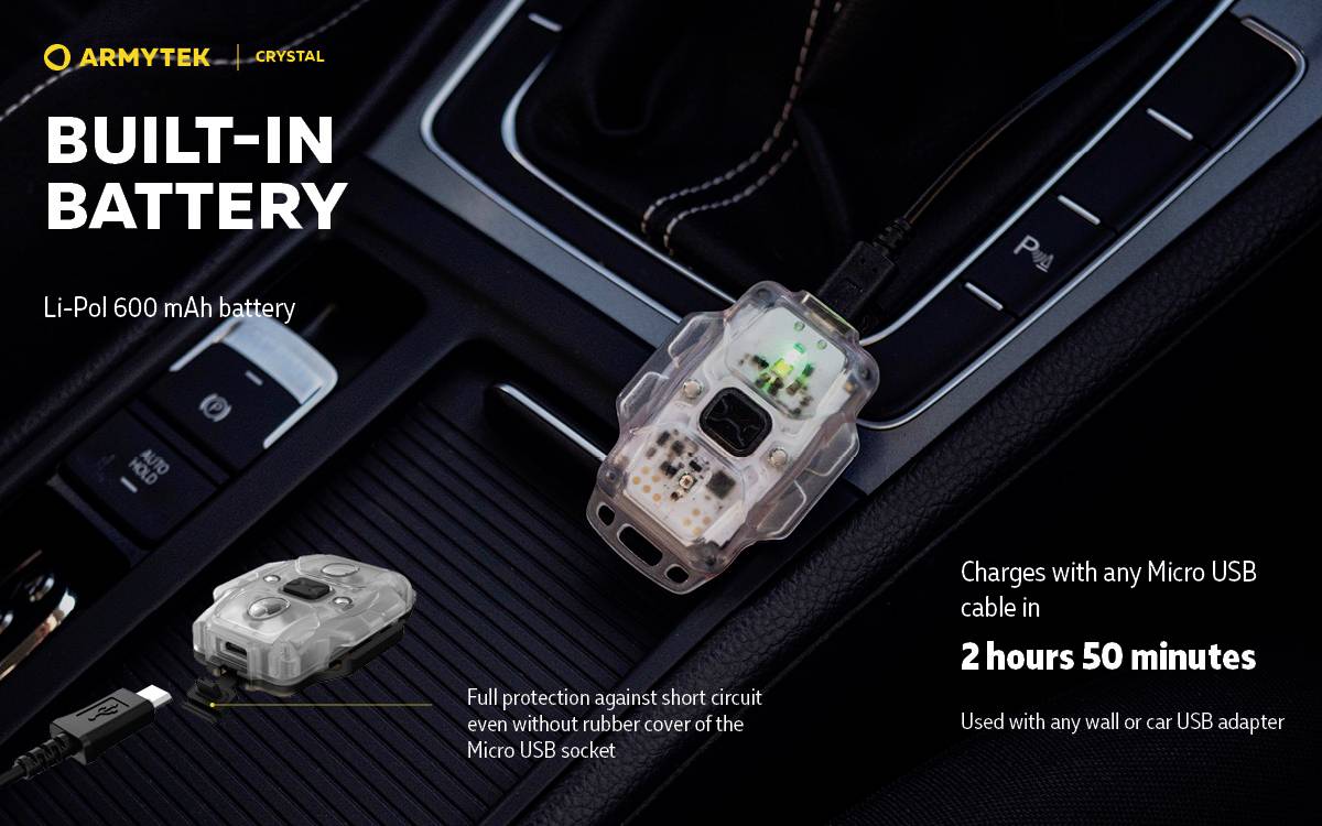 'ARMYTEK CRYSTAL' Taschenlampe auf Autokonsole, mit eingebautem Li-Po 600 mAh Akku. Lädt mit jedem Micro-USB-Kabel in 2 Stunden 50 Minuten.