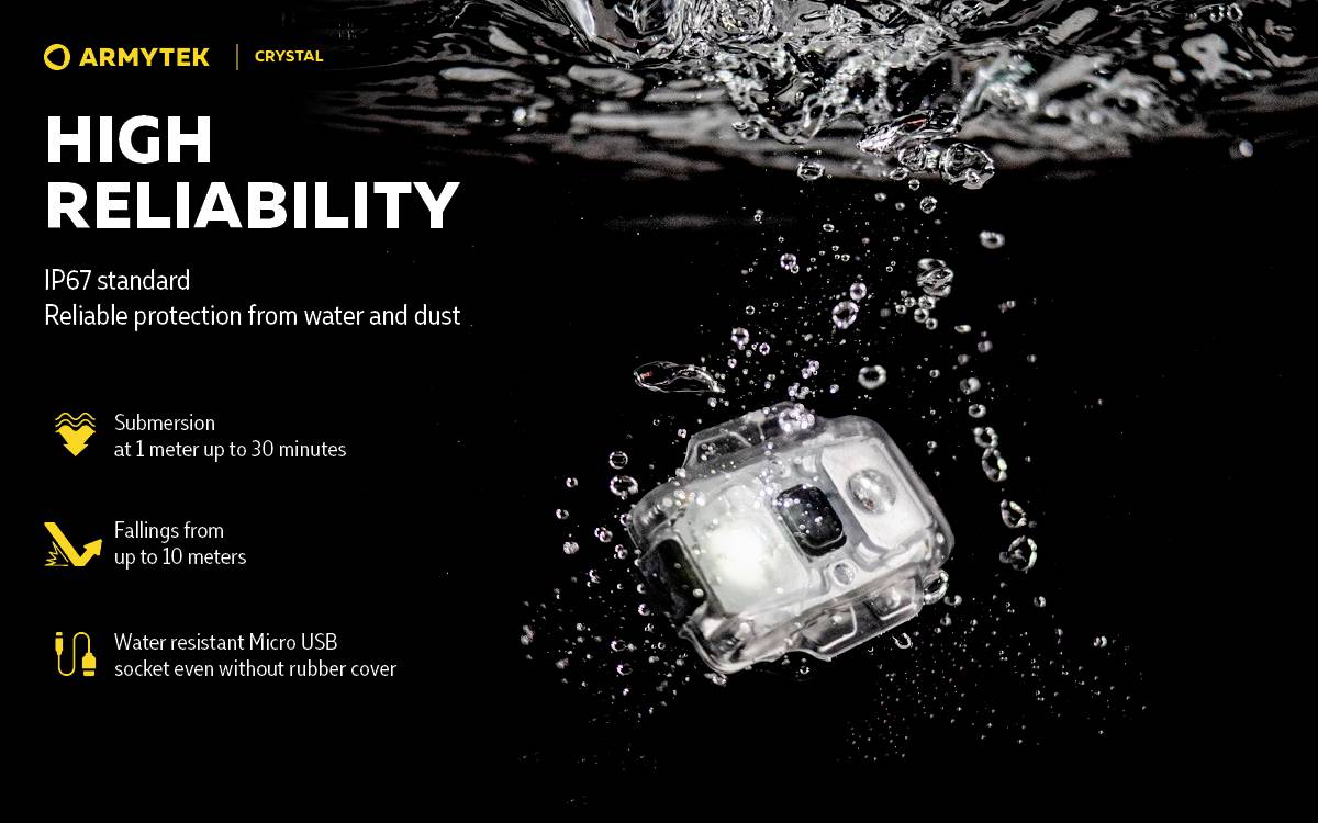 'ARMYTEK CRYSTAL' Taschenlampe taucht in Wasser. Hervorgehobene Merkmale: IP67 Schutz, bis 1 Meter / 30 Minuten, sturzsicher bis 10 Meter.