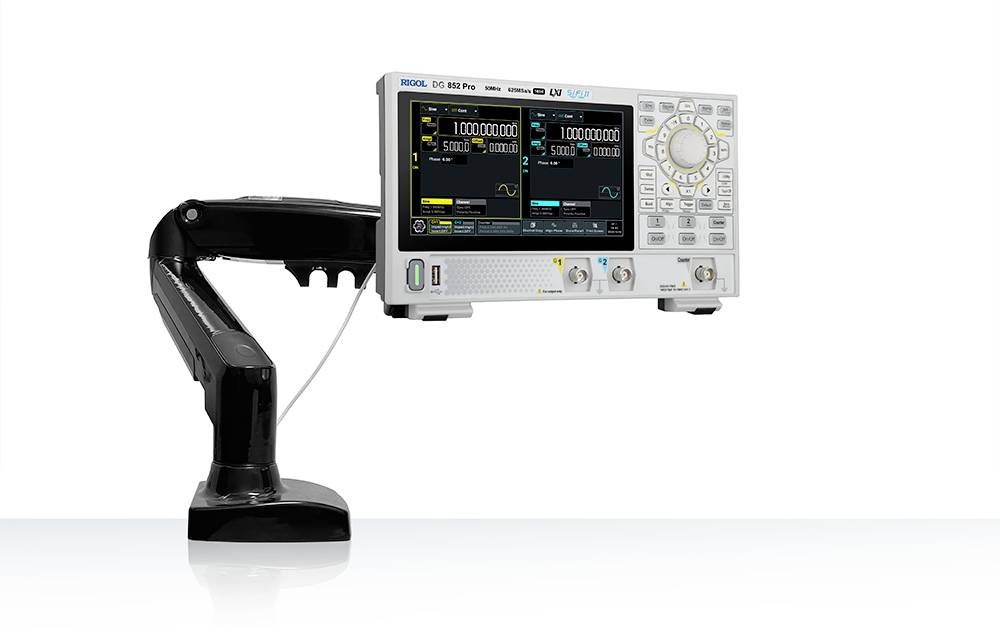 Ein Oszilloskop-Gerät mit digitalem Display, das zwei verschiedene Wellenformen anzeigt. Es ist an einem flexiblen Arm montiert.