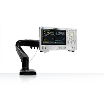 Ein Oszilloskop-Gerät mit digitalem Display, das zwei verschiedene Wellenformen anzeigt. Es ist an einem flexiblen Arm montiert.