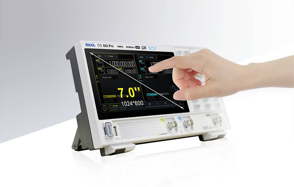 Ein Touchscreen-Oszilloskop wird mit einem Finger bedient. Auf dem Display sind technische Einstellungen und eine 7-Zoll-Diagonale angezeigt.