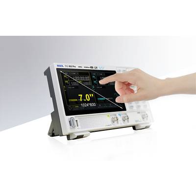 Ein Touchscreen-Oszilloskop wird mit einem Finger bedient. Auf dem Display sind technische Einstellungen und eine 7-Zoll-Diagonale angezeigt.