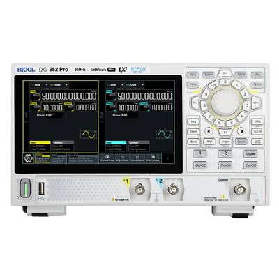 Ein Oszilloskop mit einem digitalen Display zeigt zwei Kanäle. Wellenformen und Messwerte sind sichtbar. Bedienelemente und Anschlüsse sind unten und rechts.