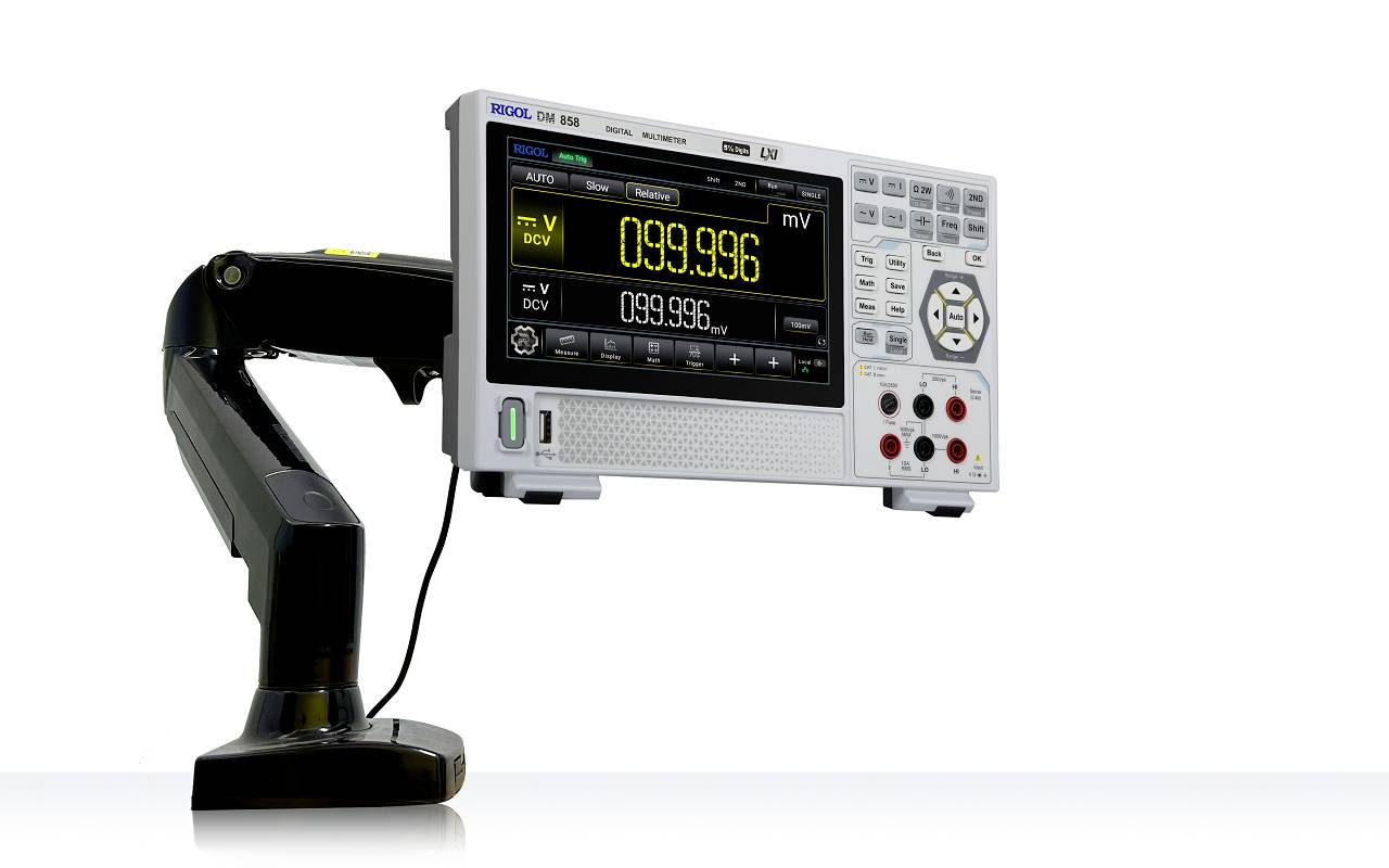 Ein digitales Multimeter, das auf einem Schwenkarm montiert ist, zeigt eine Spannung von 099,996 Millivolt an.
