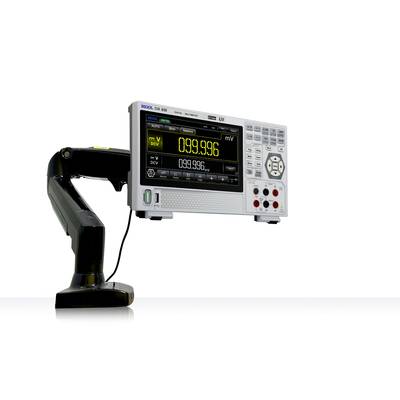 Ein digitales Multimeter steht auf einem schwarzen Arm. Der Bildschirm zeigt eine Spannung von 109,996 Millivolt an.