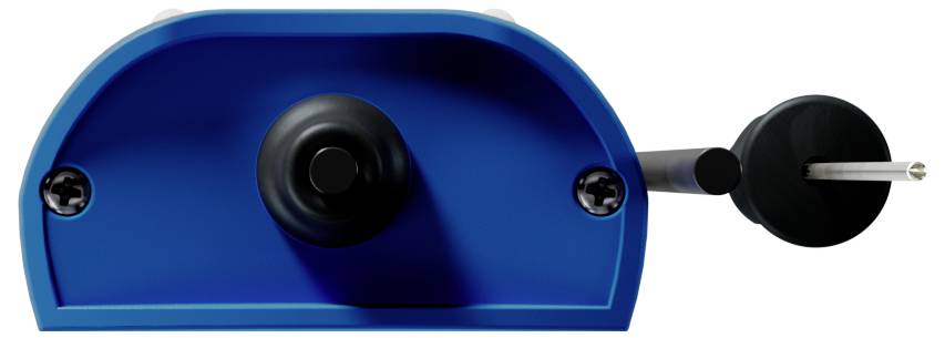 Ein blauer manueller Anspitzer mit einem Drehgriff ist von vorne gezeigt und präsentiert seinen Kurbelmechanismus.