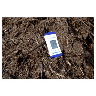 Ein digitales Thermometer, das in den Boden eingesetzt ist und eine Anzeige von '32,8' Grad zeigt, möglicherweise zur Messung der Bodentemperatur.