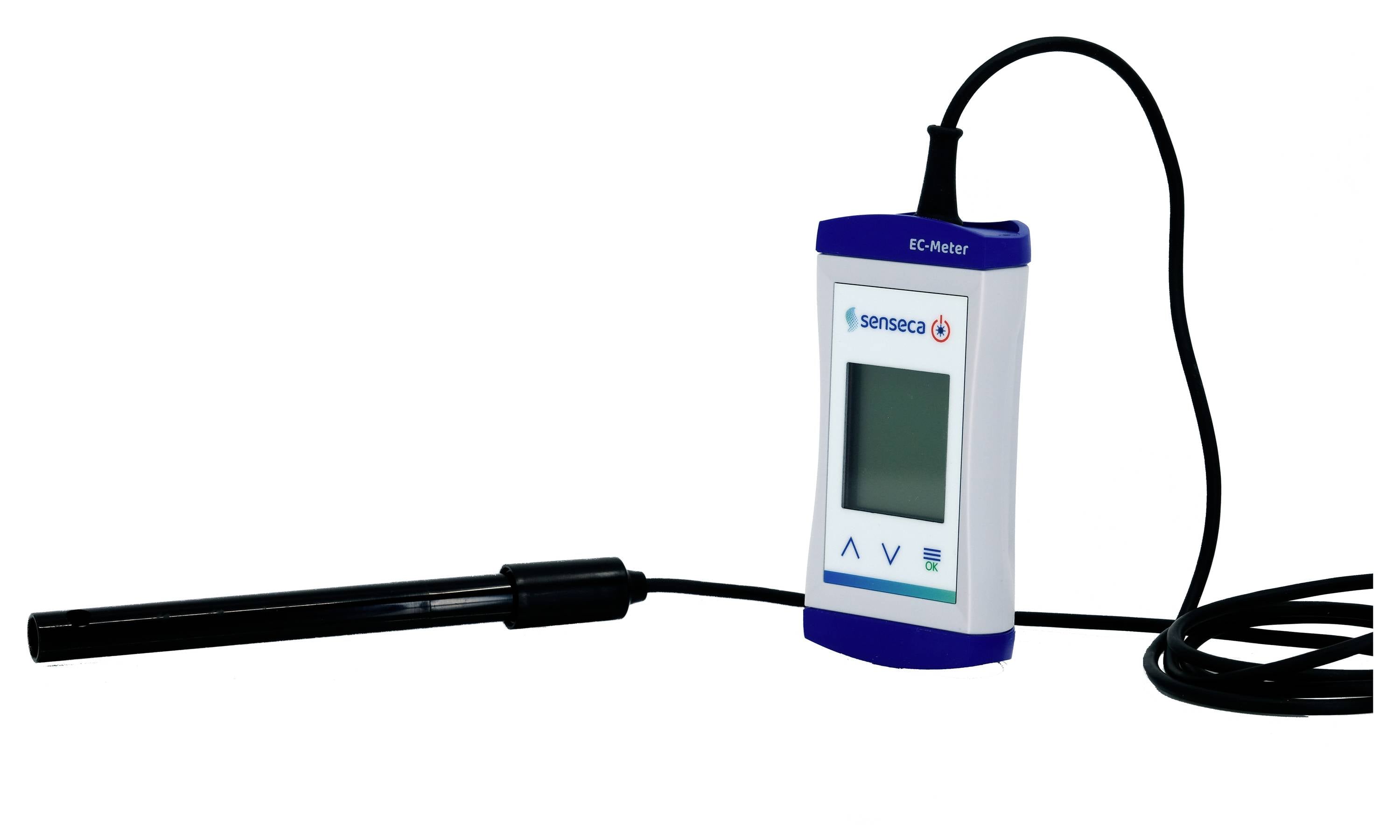 Ein tragbares Leitfähigkeitsmessgerät mit Display und Sonde, das zur Messung der elektrischen Leitfähigkeit von Lösungen verwendet wird. Der Markenname ist sichtbar.