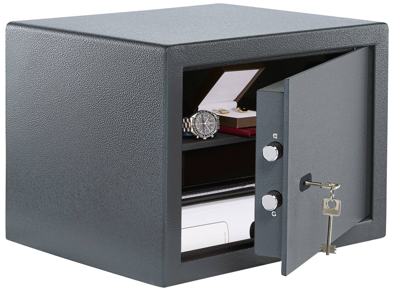 Ein geöffneter Safe mit einem Schlüssel steckt im Schloss. Im Safe liegen eine Uhr, Schmuckkästchen und Dokumente.