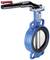 Industrielle Absperrklappe in Blau mit schwarzem Hebelgriff. Verwendet zur Regulierung des Durchflusses von Flüssigkeiten in Rohrleitungen.