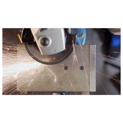 Eine Nahaufnahme einer Metallsäge, die Funken erzeugt, während sie ein Metallstück durchschneidet, was Industriearbeit und Präzision veranschaulicht.