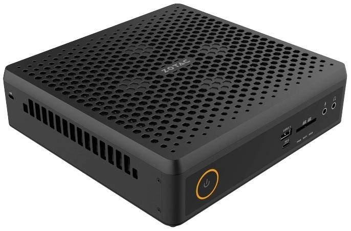 Ein kompakter schwarzer Mini-PC mit belüfteter Oberseite, mehreren Anschlüssen an der Vorderseite und einem orange beleuchteten Einschaltknopf.