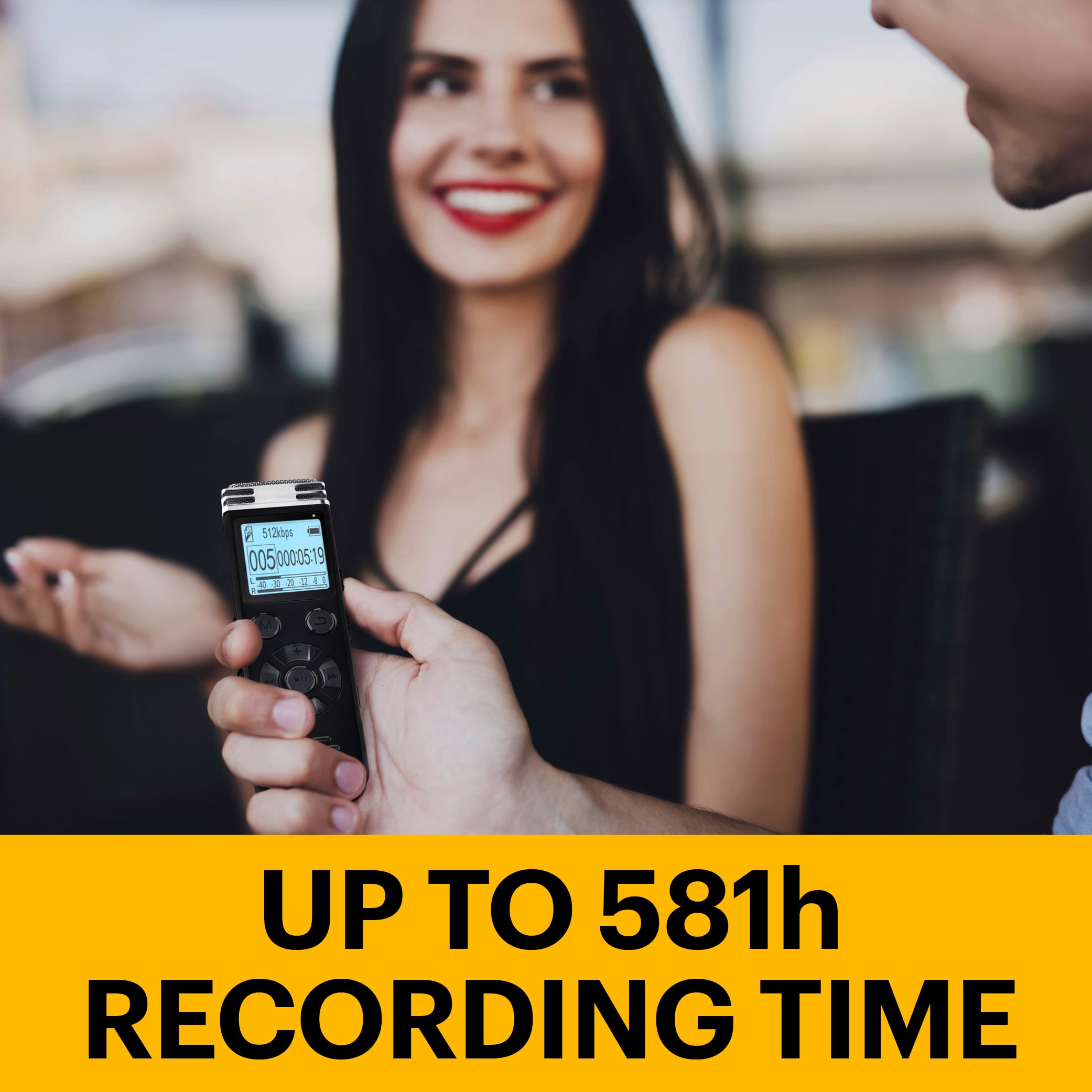 Eine Person hält ein Diktiergerät, das bis zu 581 Stunden Aufnahmezeit zeigt. Im Hintergrund lächelt eine andere Person.