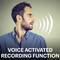 Ein Mann in einem blauen Hemd spricht nach rechts; Schallwellen visualisiert, Text sagt 'Voice Activated Recording Function', was auf Sprachsteuerung hinweist.