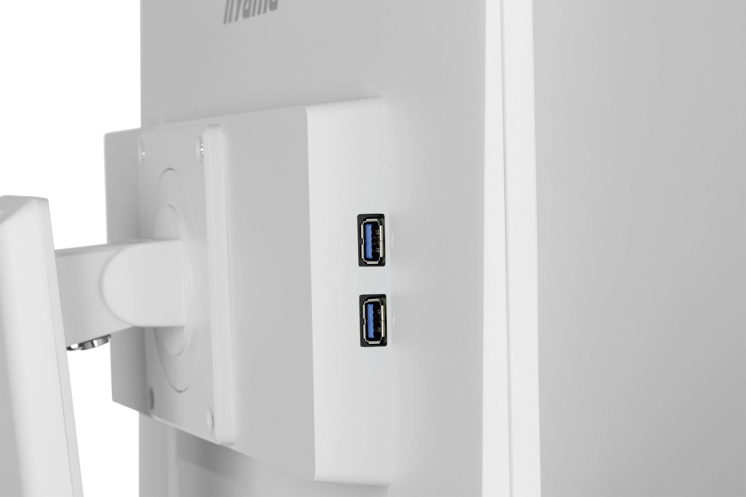 'Nahaufnahme zweier USB-Ports an der Rückseite eines weißen Monitors, zeigt ihre Anordnung und Verfügbarkeit für den Anschluss von Geräten.'