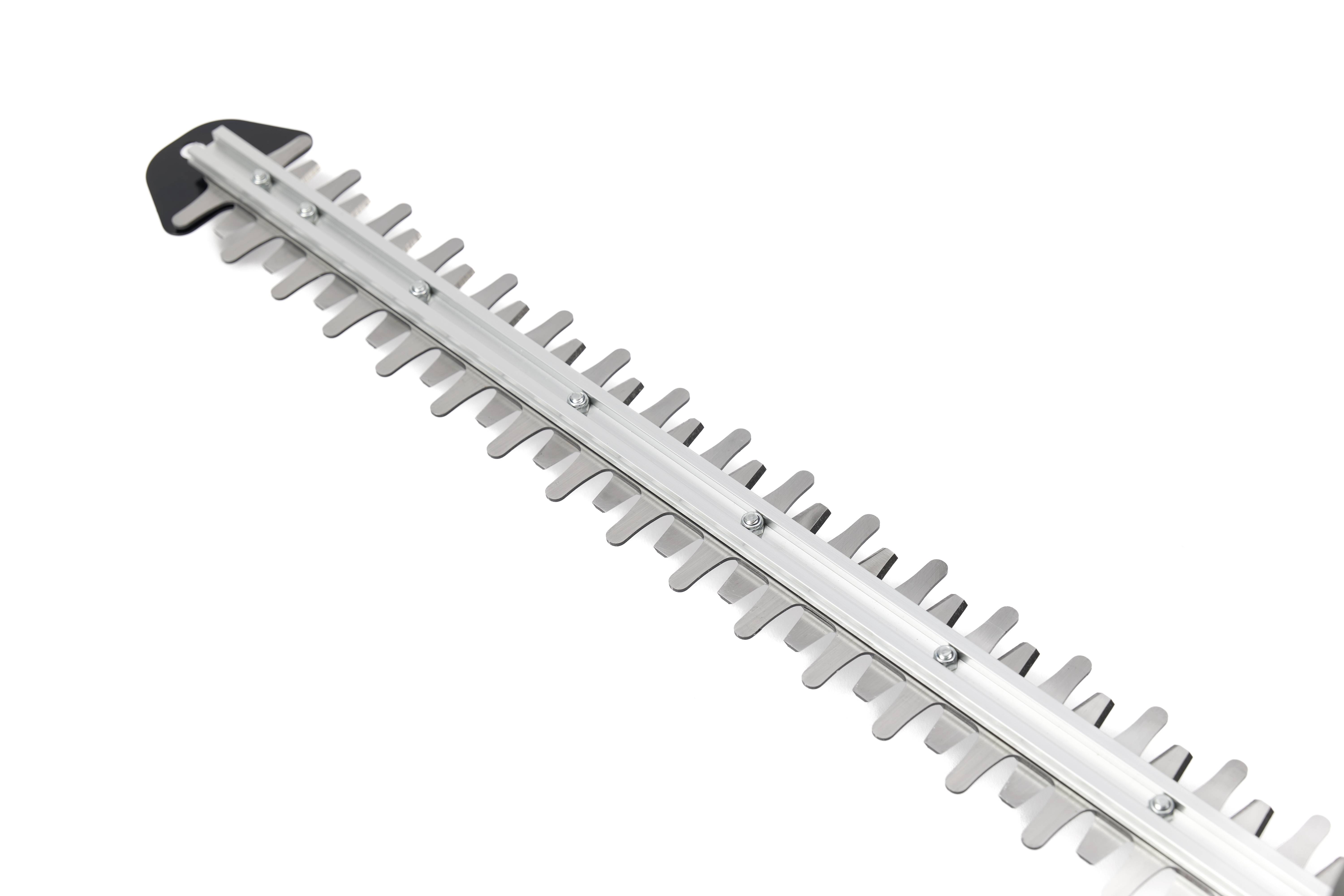 Eine silberne Heckenscherenklinge mit doppelseitigen Zähnen.