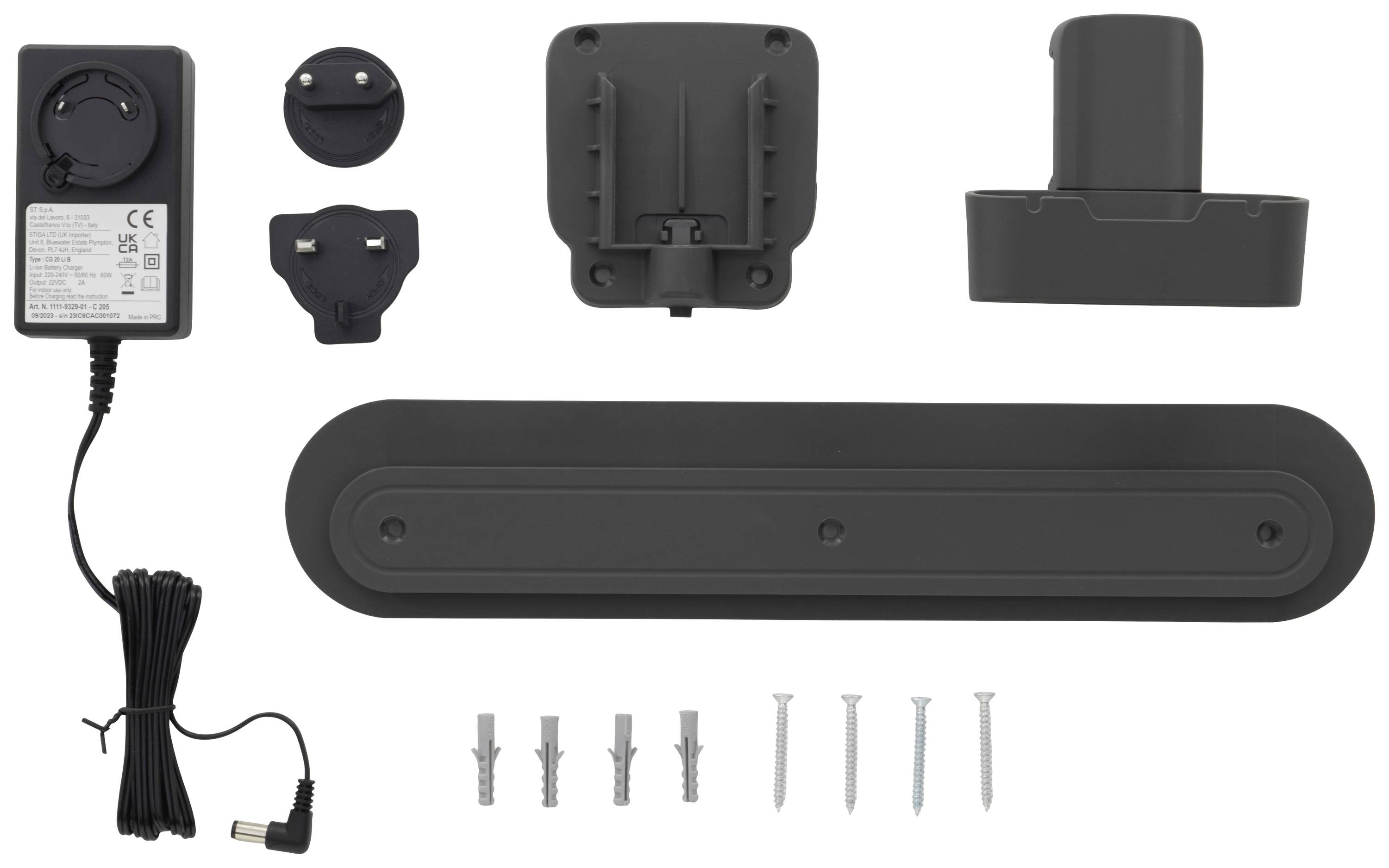 Ein Netzteil mit Kabel, mehreren Steckdosenadaptern, einer Wandhalterung und dazugehörigen Schrauben und Dübeln.