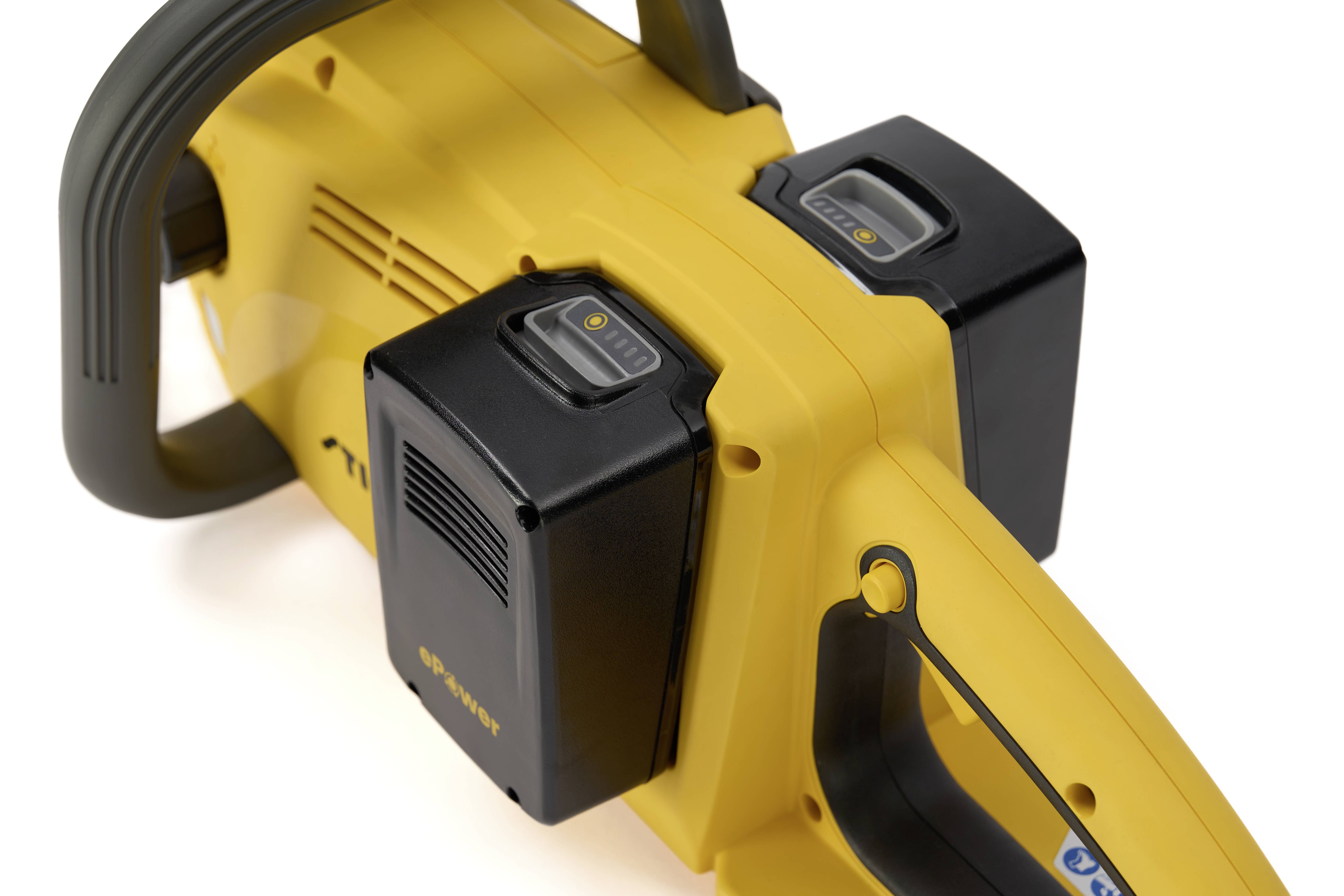Eine gelbe Elektro-Kettensäge mit zwei schwarzen Akkus sichtbar. Die Griffe sind ergonomisch geformt für einfache Handhabung.