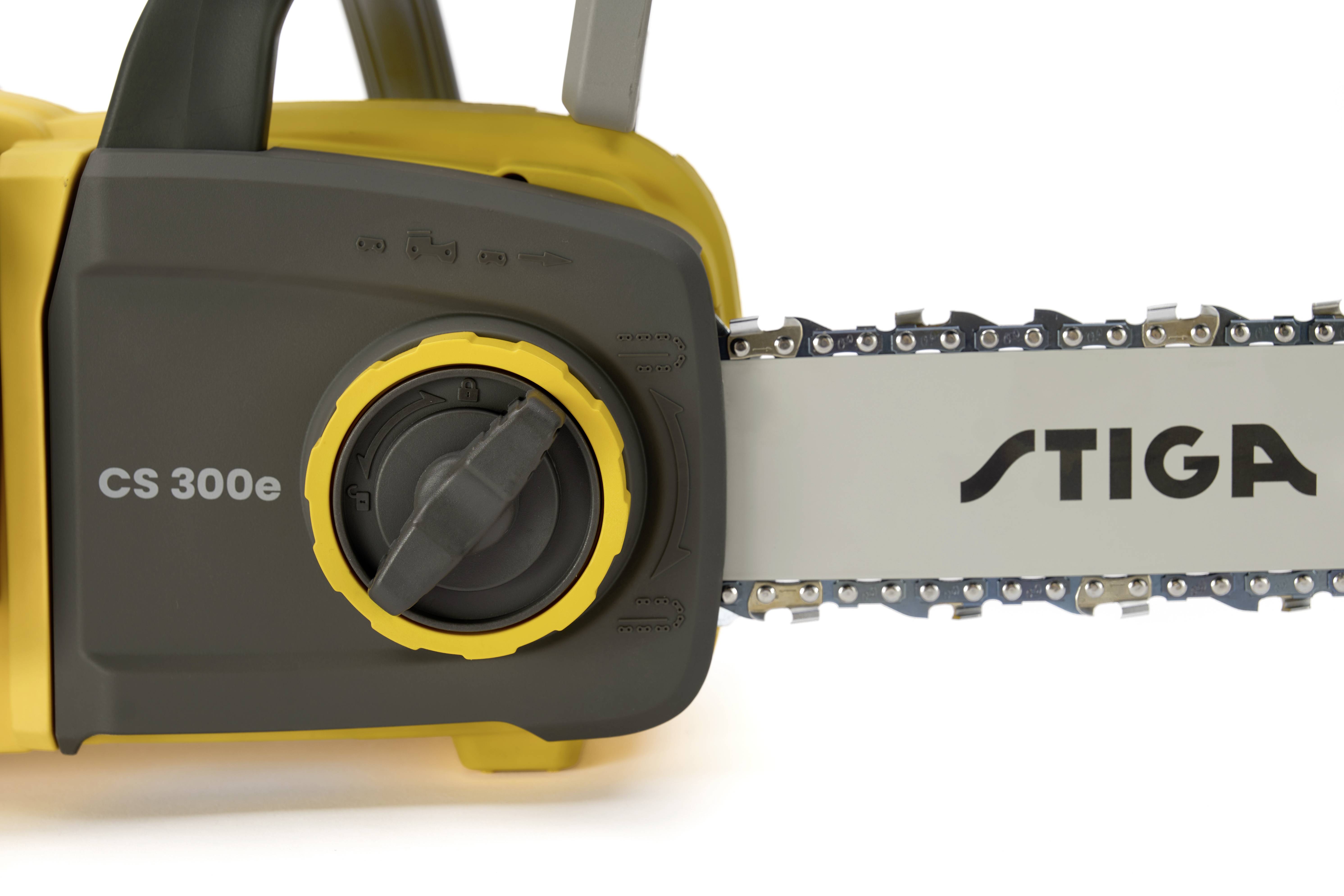 Ein gelbes Elektrowerkzeug mit einer Sägekette. Die Marke 'Stiga' ist auf der Kette sichtbar. Modell: CS 300e.
