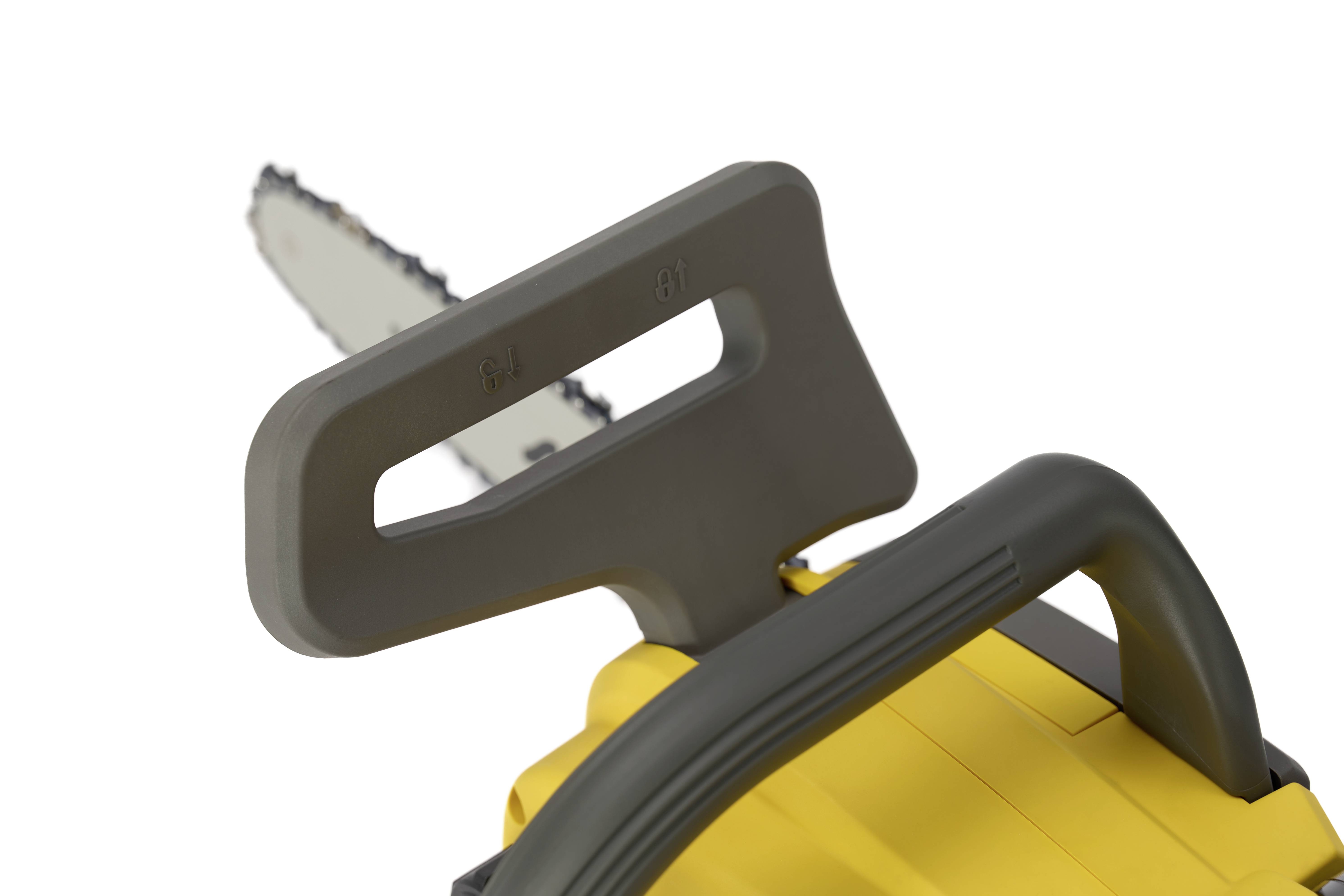 Eine gelbe Kettensäge, Ansicht von hinten. Das Sägeblatt ist teilweise sichtbar, im Fokus steht der schwarze Handgriff.