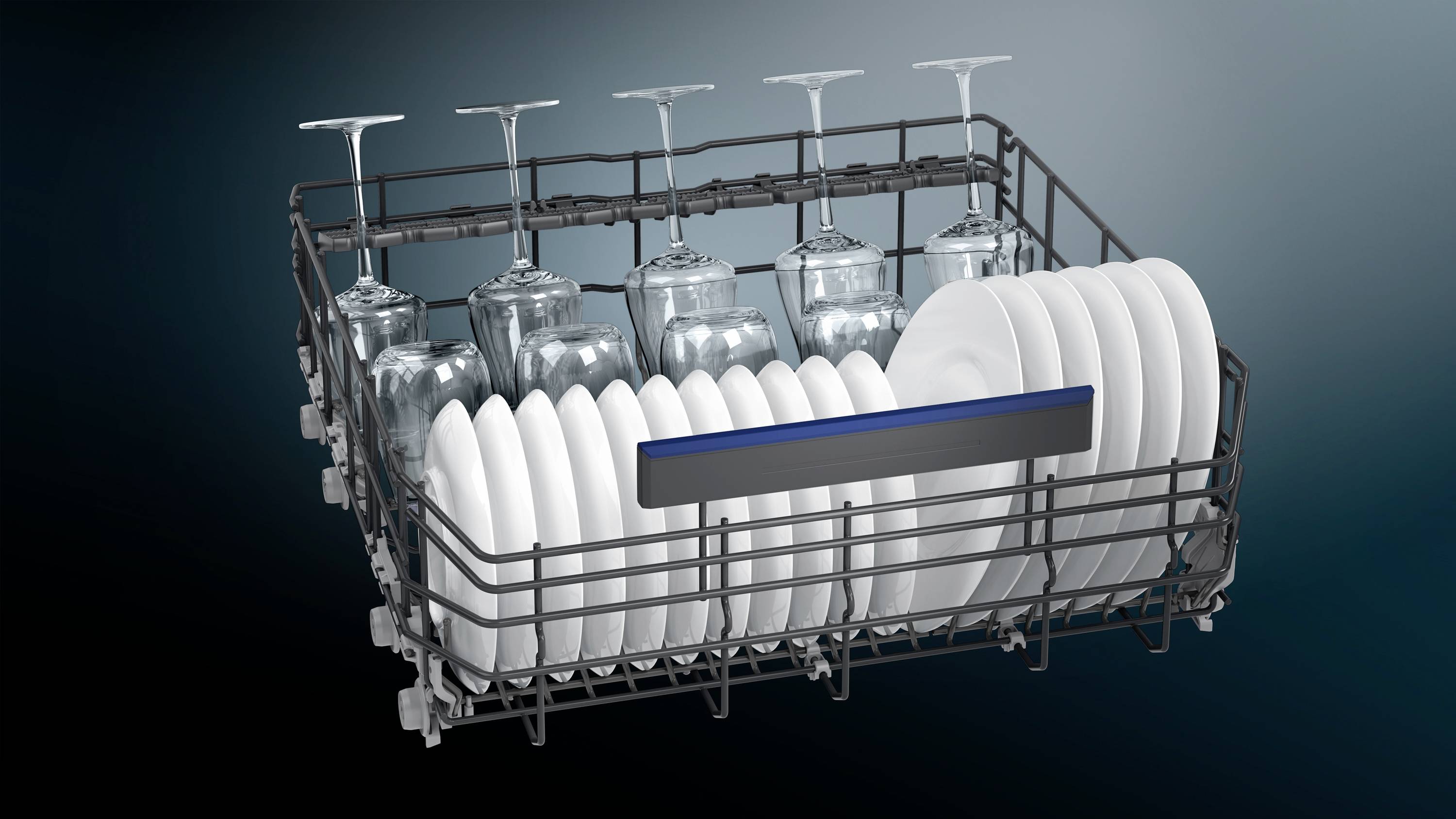 Ein Geschirrkorb mit aufgereihten Tellern und Gläsern in einem Geschirrspüler. Gläser sind kopfüber platziert, Teller nebeneinander.