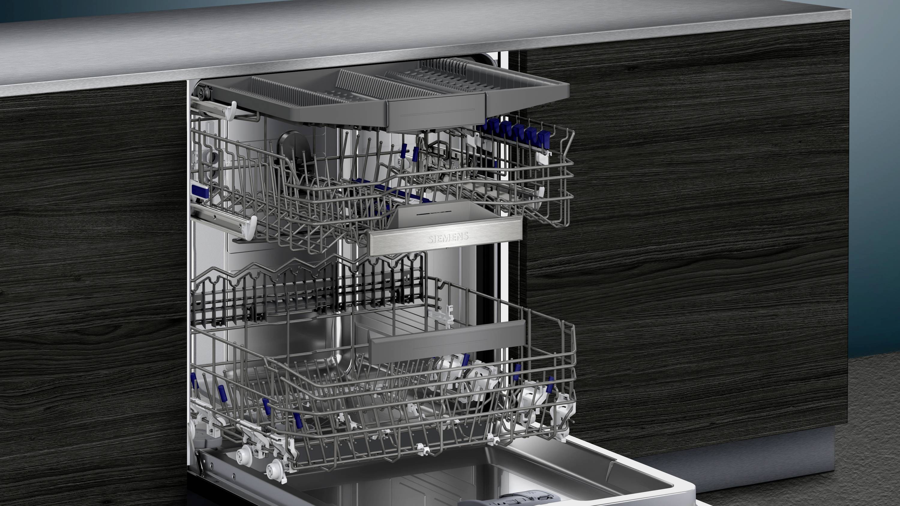 Geschirrspüler mit geöffneter Tür, zeigt drei ausziehbare Körbe für Geschirr in einer modernen Kücheneinrichtung.