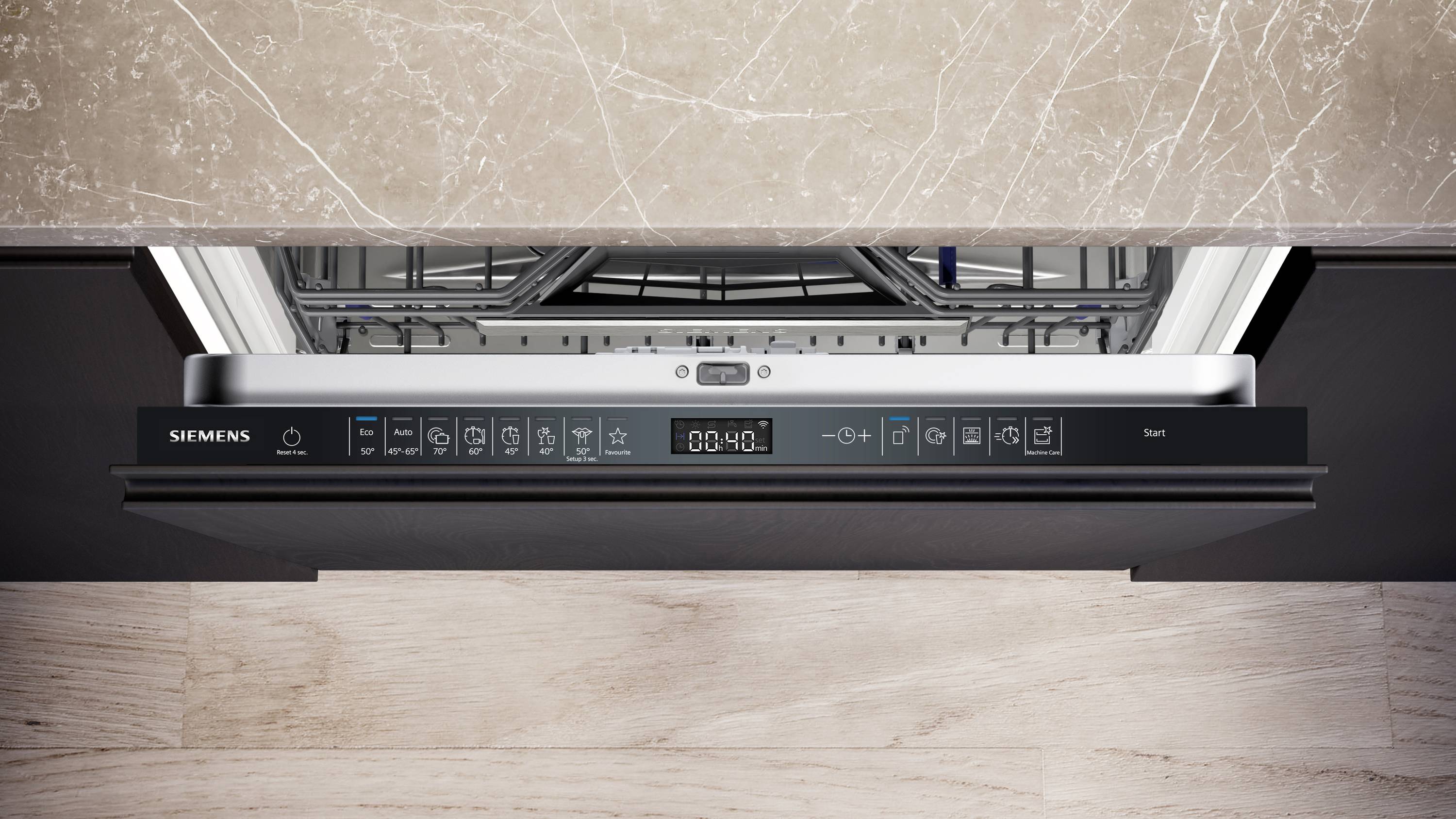 Eine geöffnete Geschirrspülmaschine mit digitalem Bedienfeld. Das Display zeigt '00:40' Minuten an. Küchenplatte und Boden im Hintergrund.