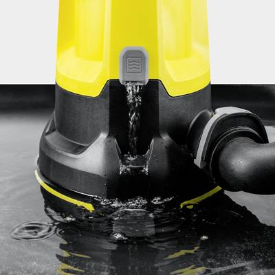 Eine gelbe Wasserpumpe pumpt Wasser effizient von einer Oberfläche ab.