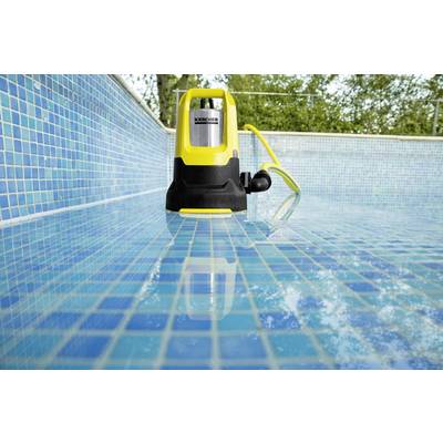 Eine gelbe Wasserpumpe steht in einem teilweise gefüllten Pool. Die Fliesen sind blau. Die Pumpe ist mit einem gelben Schlauch verbunden.