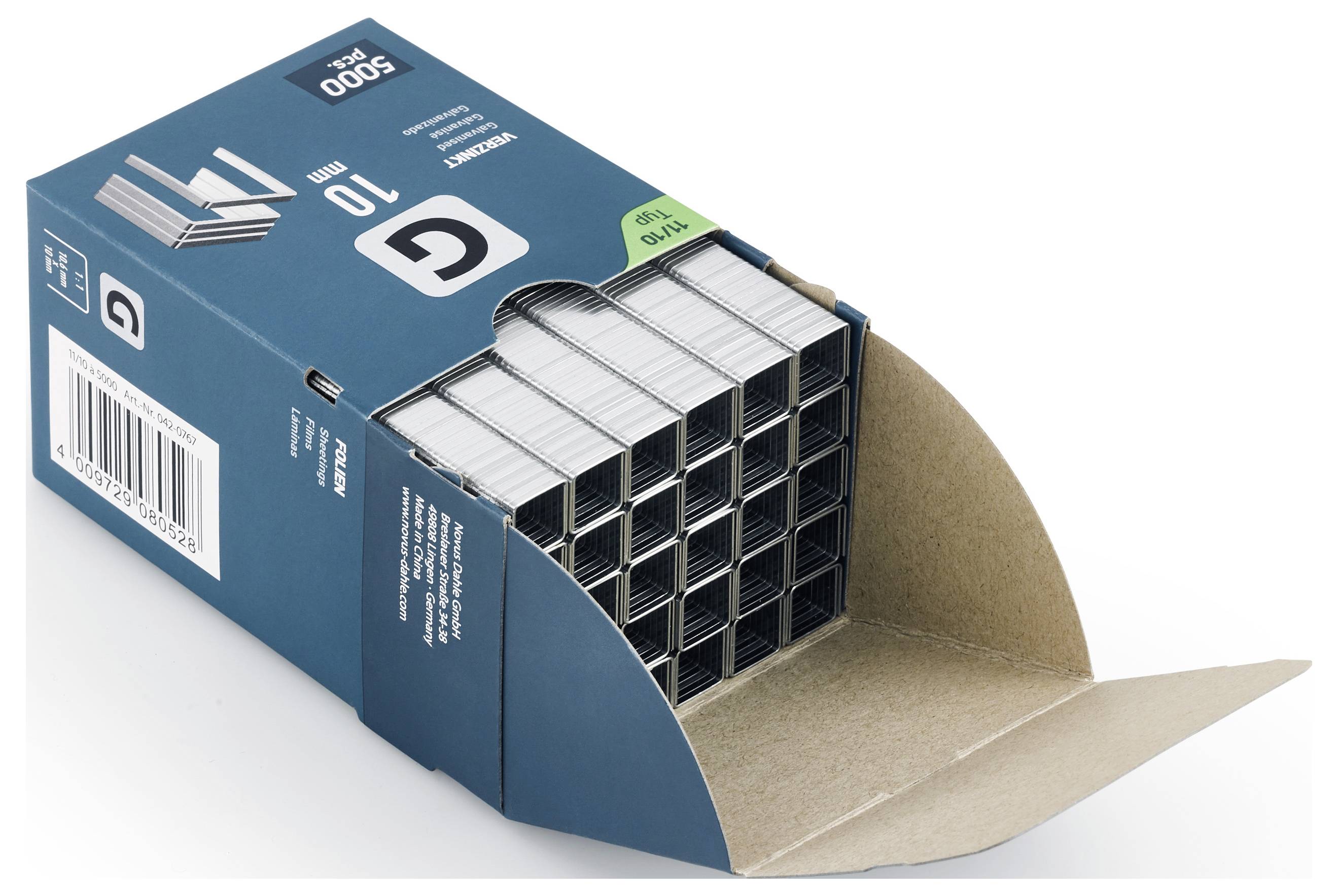 Eine geöffnete Schachtel mit Heftklammern, zeigt mehrere Reihen silberner Heftklammern. Verpackung mit der Aufschrift '5000 Stück, 10 mm'.