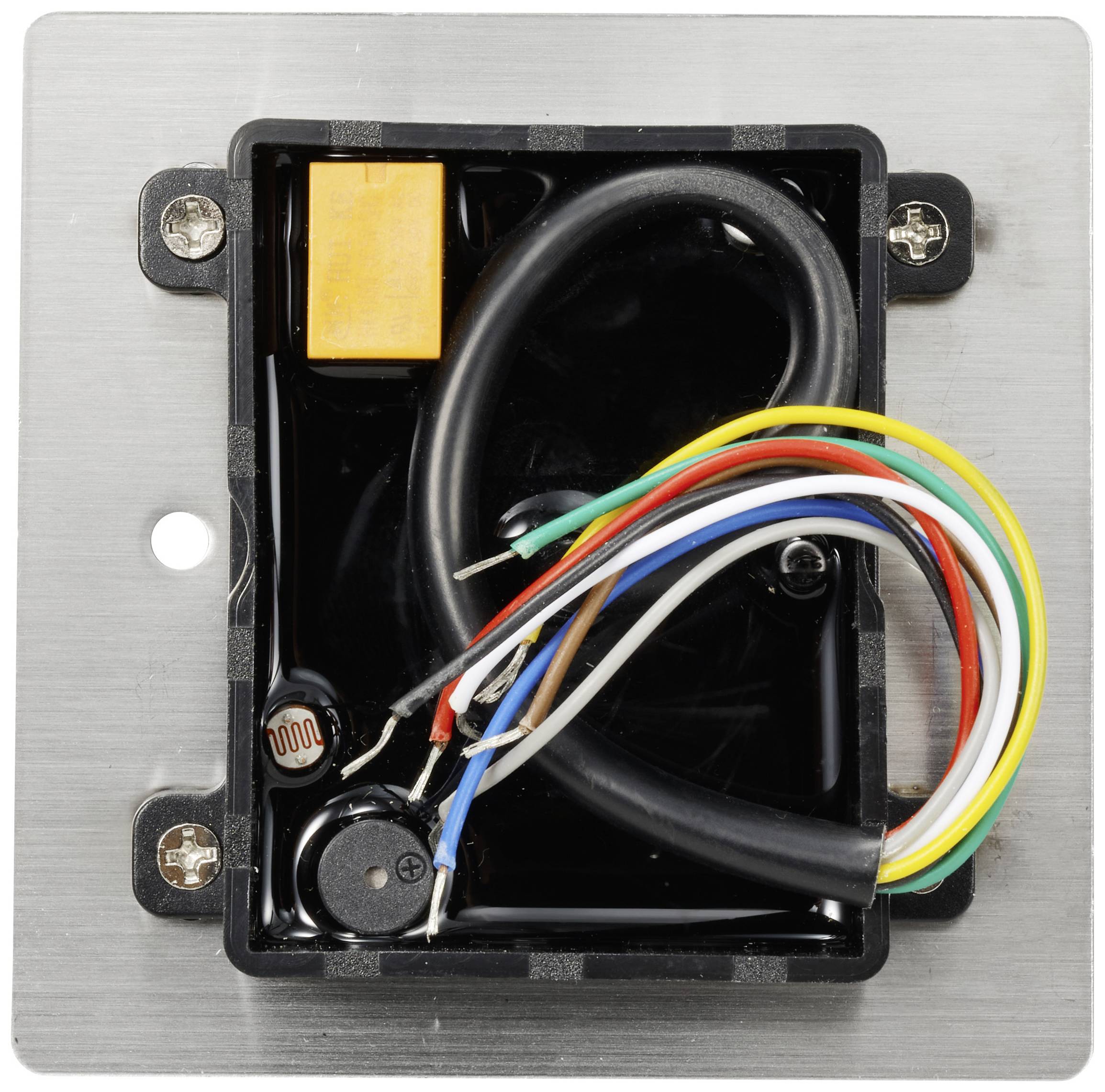Ein eingebautes elektronisches Bauteil mit mehreren bunten Kabeln auf einem Metallrahmen, zeigt Verkabelungs- und Schaltungsdetails.