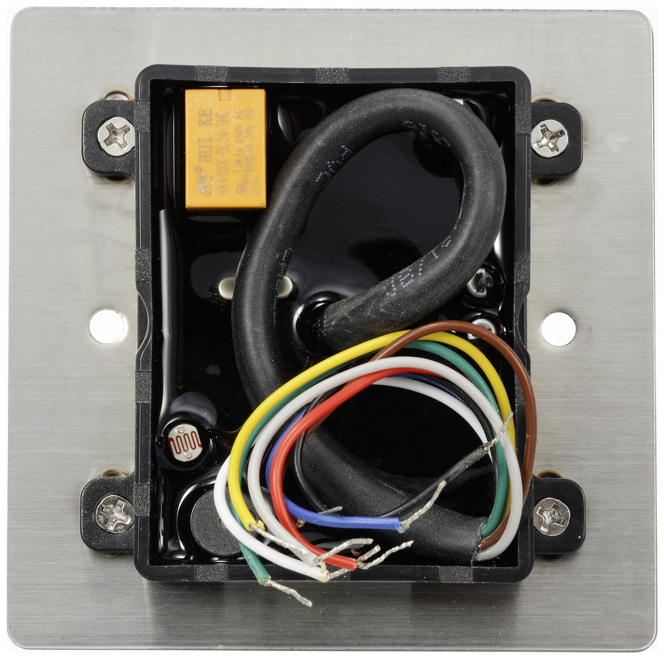 Elektronische Schaltung mit verschiedenen farbigen Drähten und einem orangefarbenen Bauteil in einem metallischen Gehäuse.