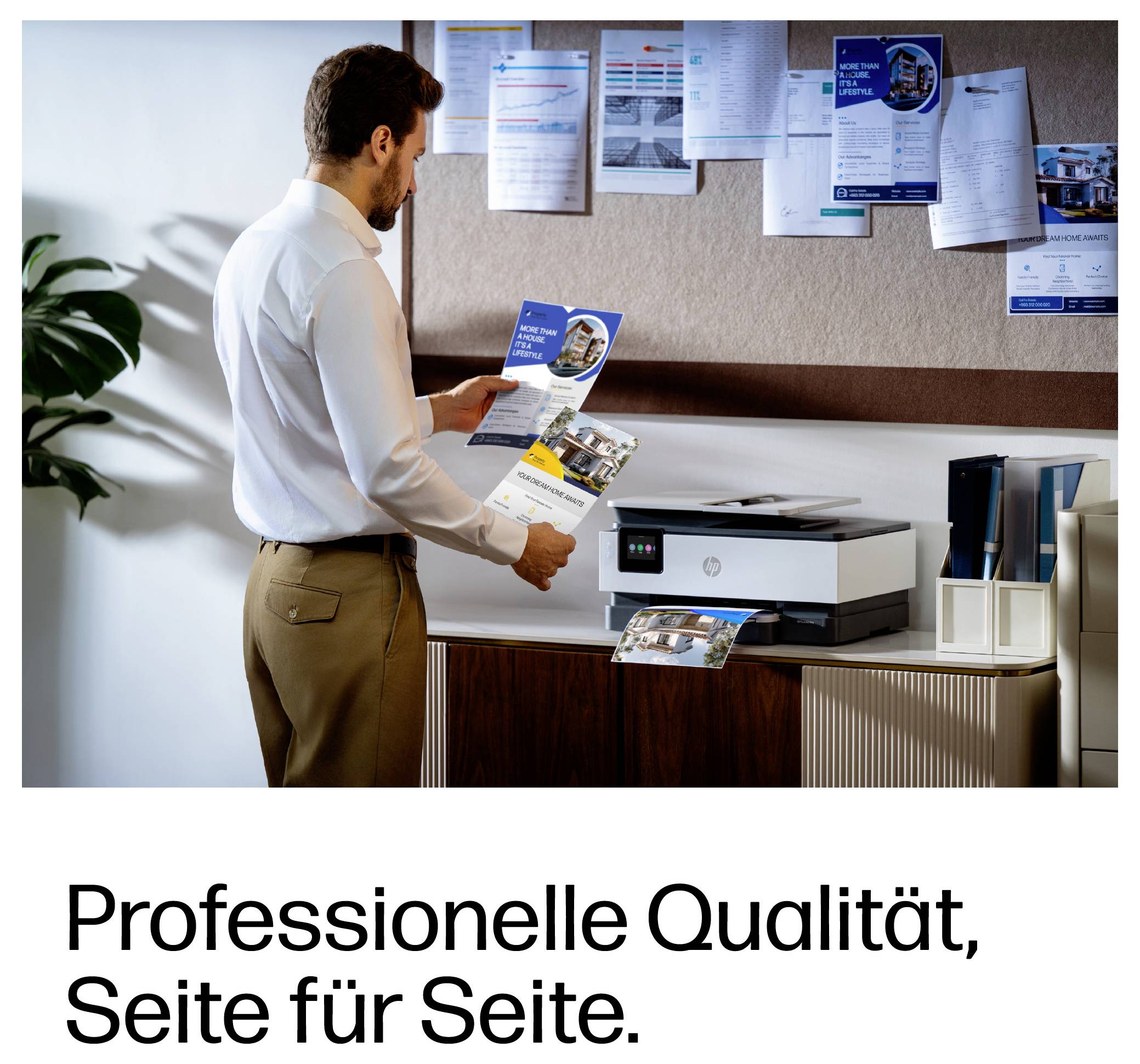 Ein Mann überprüft eine Broschüre, die bei einem Drucker gedruckt wird; der deutsche Text lautet „Professionelle Qualität, Seite für Seite."