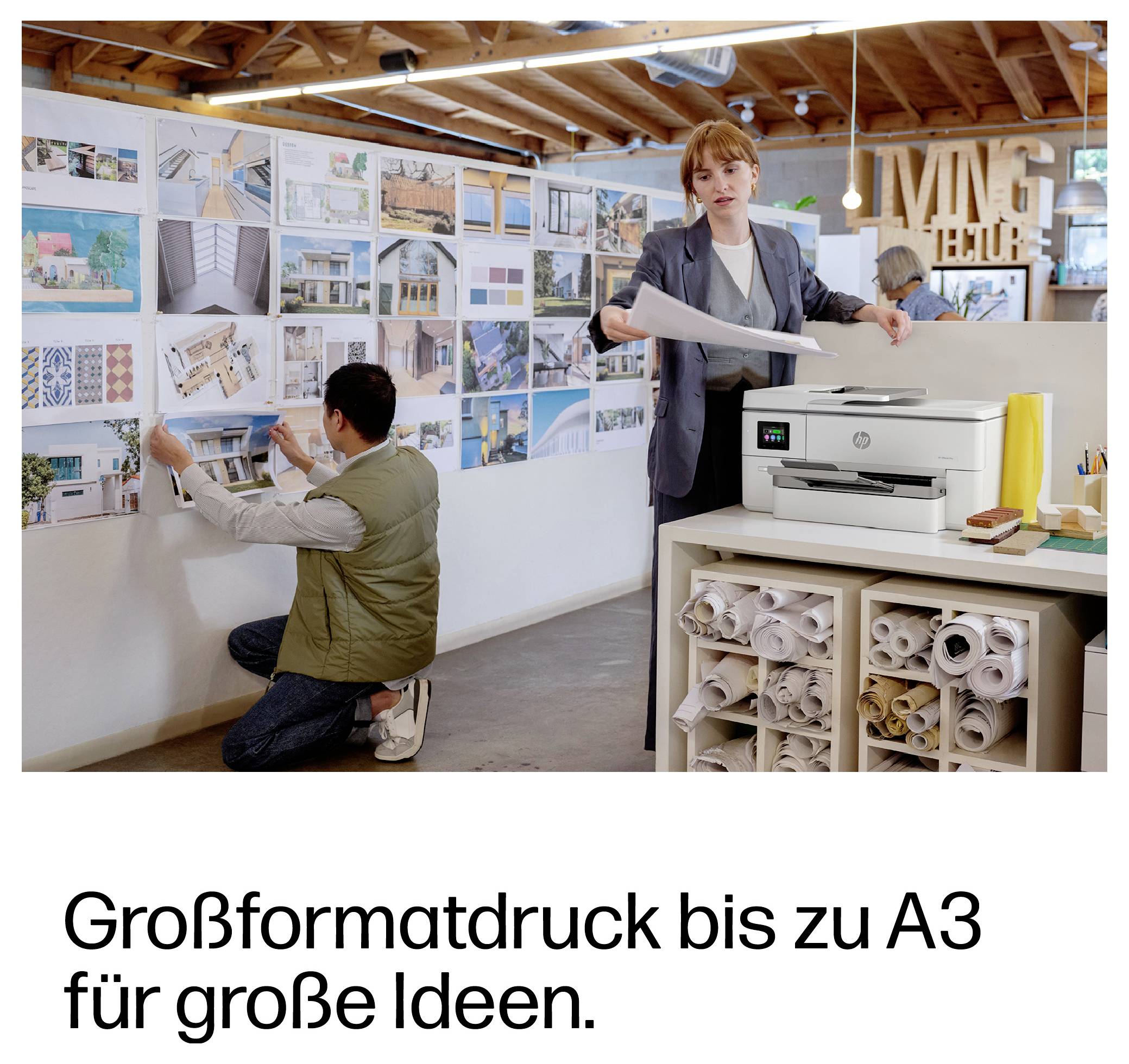 Zwei Personen begutachten Designboards in einem Studio; ein HP-Drucker und Papierrollen werden gezeigt mit dem Slogan „Großformatdruck bis zu A3 für große Ideen."