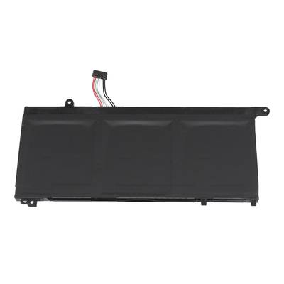 Ein rechteckiger, schwarzer Laptop-Akku mit angeschlossenem Kabel und Stecker, liegend auf einer ebenen Fläche.