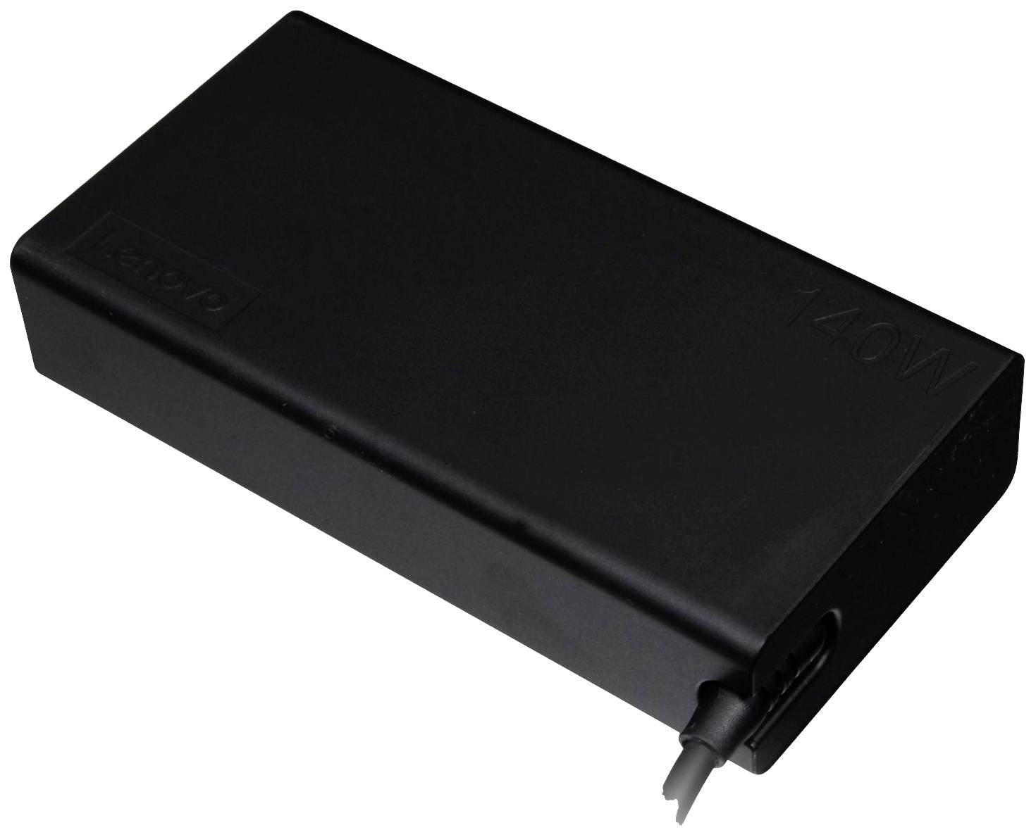 Ein schwarzes Laptop-Ladegerät mit einem Netzkabel, das links herausragt. Auf der Oberseite ist die Aufschrift '240W' sichtbar.