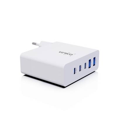Ein weißes Netzladegerät mit vier USB-Anschlüssen und einem EU-Stecker, auf einer weißen Oberfläche platziert.