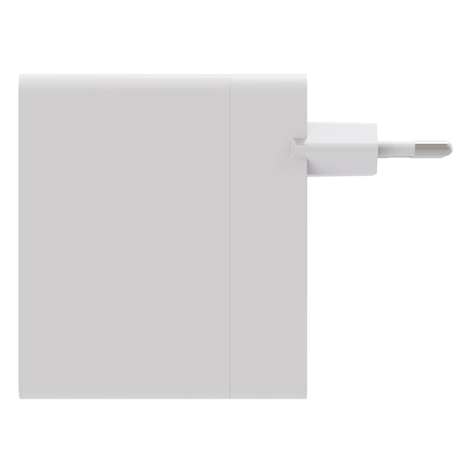 Ein weißes, quadratisches Netzteil mit einem europäischen Stecker auf der rechten Seite. Es wird typischerweise zum Laden von Geräten verwendet.